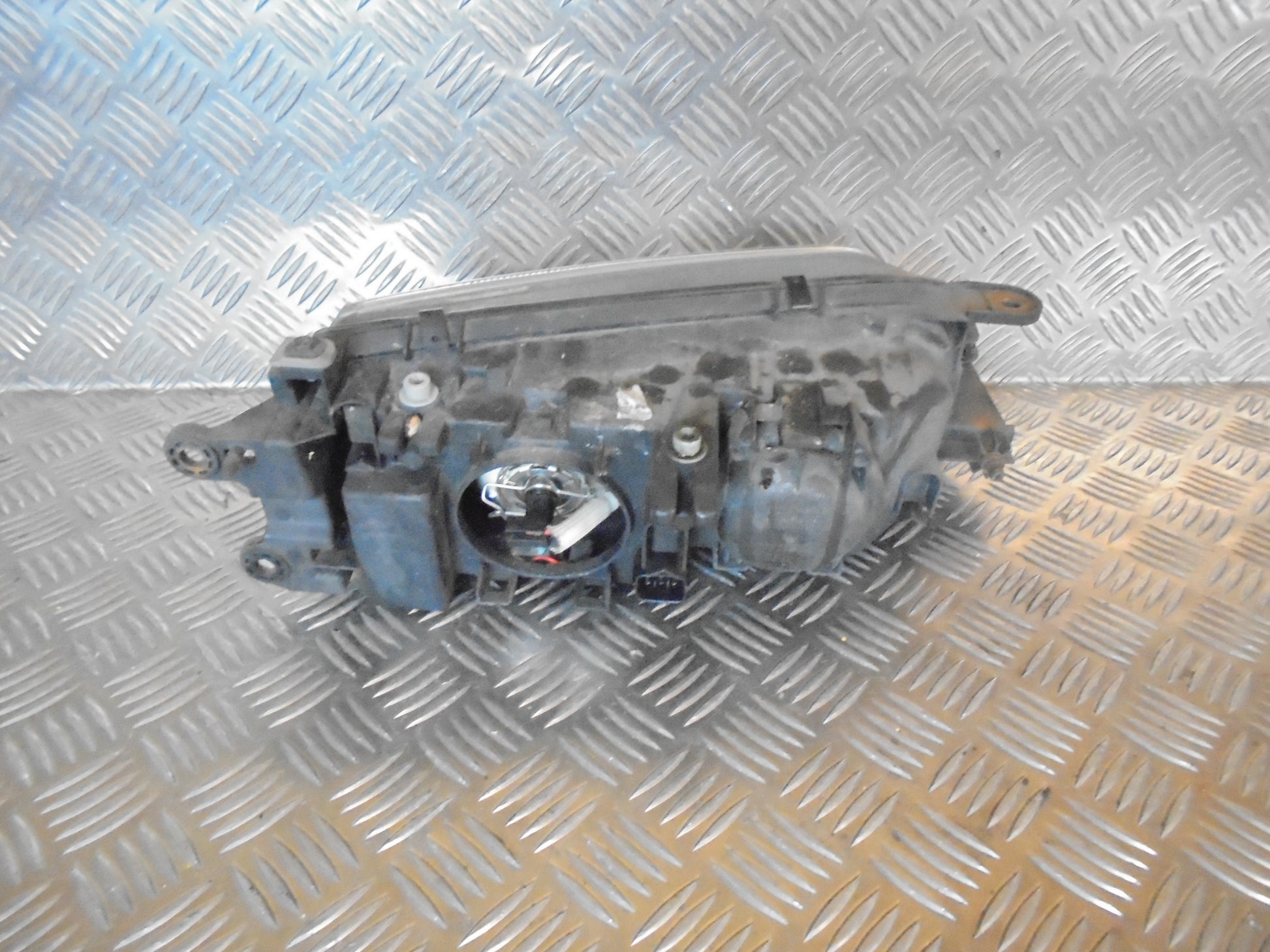 Mazda 626 GF/GW Forlygte Med OEM Nr. GG3E510L0 Fra Mazda Ophugger
