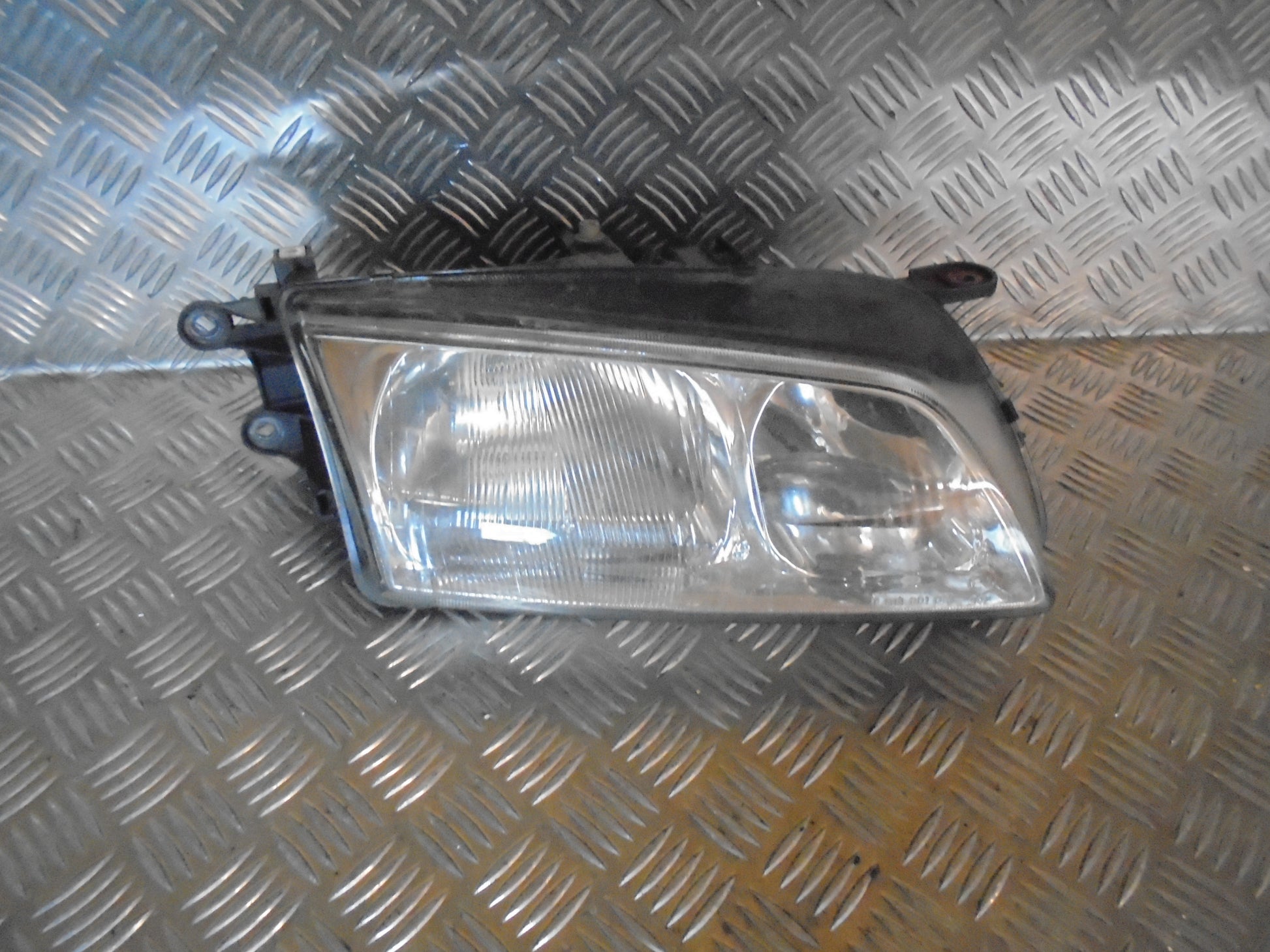 Mazda 626 GF/GW Forlygte Med OEM Nr. GG3E510K0 Fra Mazda Ophugger