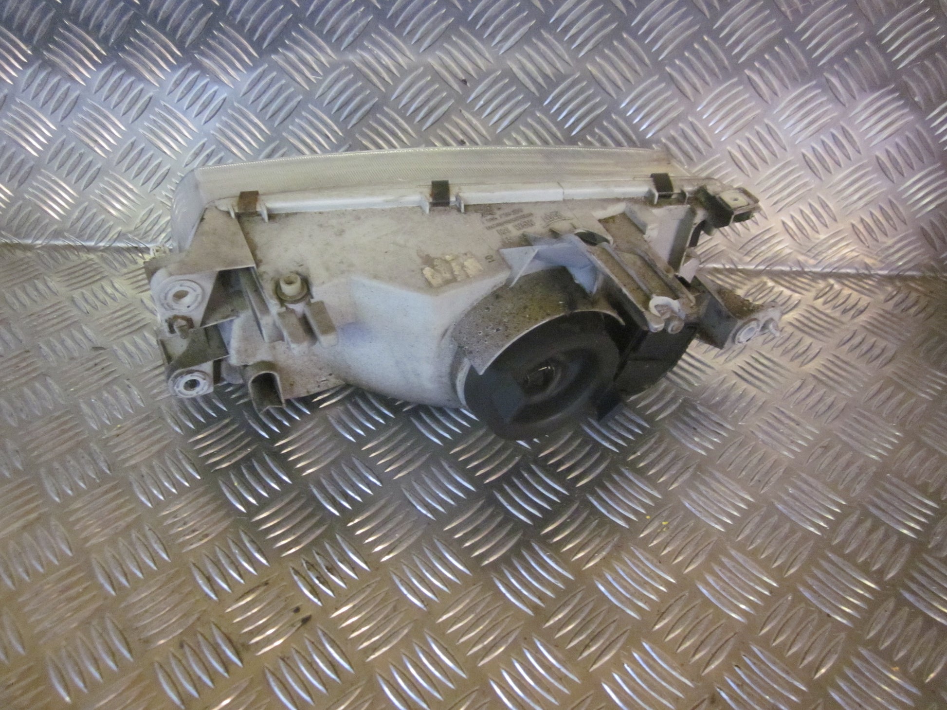 Mazda 323 S 4D BA12 Forlygte Med OEM Nr. Ophugger Fra Mazda Ophugger