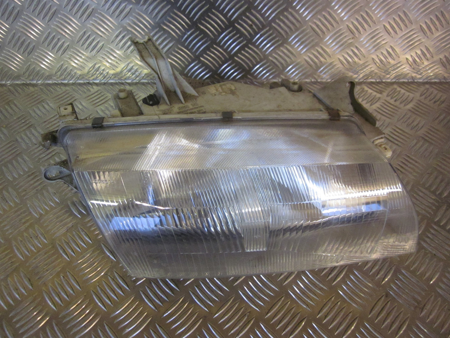 Mazda 323 S 4D BA12 Forlygte Med OEM Nr. Ophugger Fra Mazda Ophugger