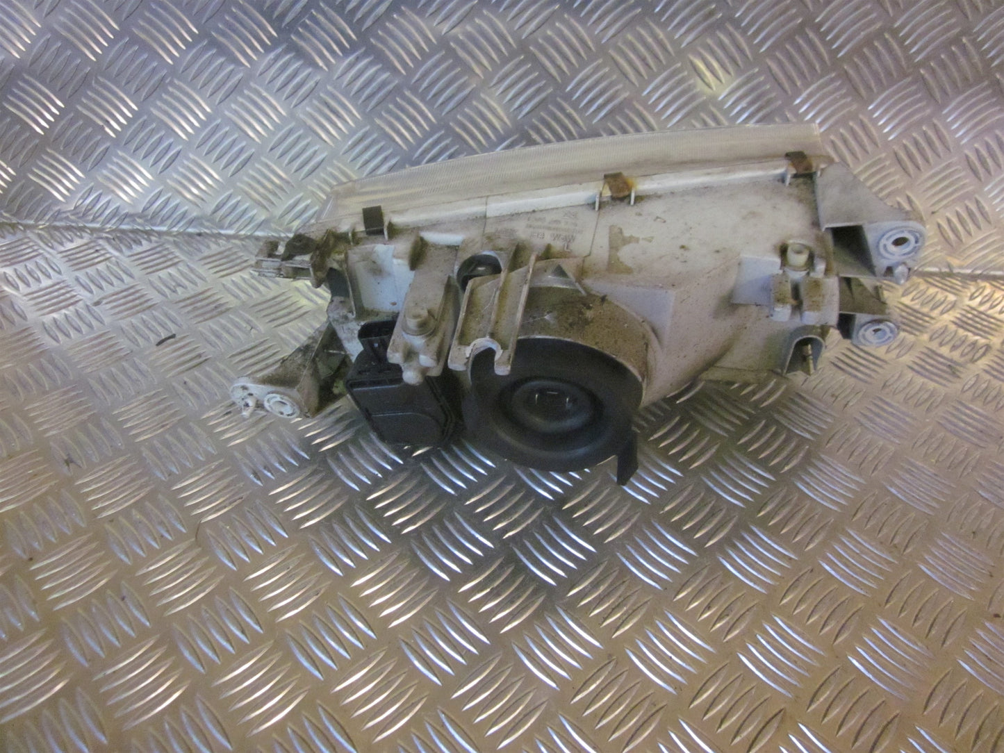 Mazda 323 S 4D BA12 Forlygte Med OEM Nr. Ophugger Fra Mazda Ophugger