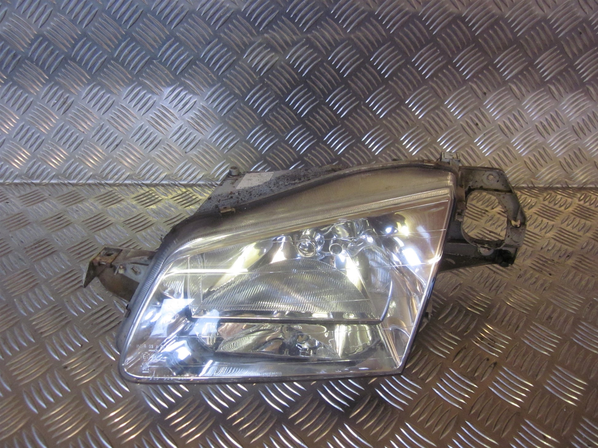 Mazda 323 F 5D BJ14 Forlygte Med OEM Nr. Ophugger Fra Mazda Ophugger