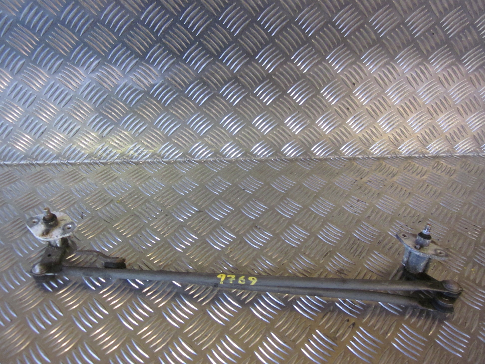 Mazda 323 F 5D BJ14 Viskertræk Med OEM Nr. Ophugger Fra Mazda Ophugger