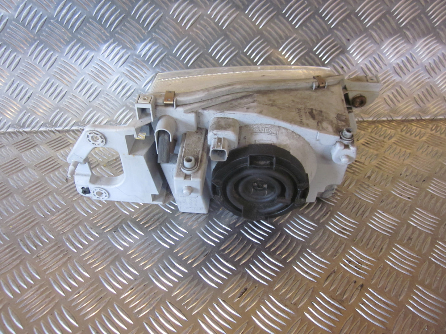 Mazda 323 S 4D BA12 Forlygte Med OEM Nr. BJ1V51040B Fra Mazda Ophugger