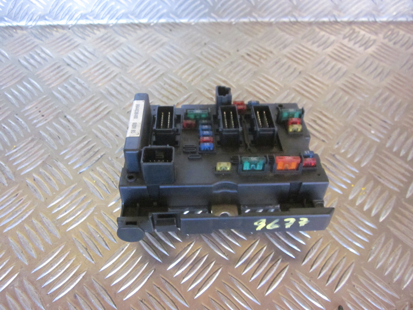 Peugeot 307 Sikringsboks Med OEM Nr. 9644038480 Fra Peugeot Ophugger