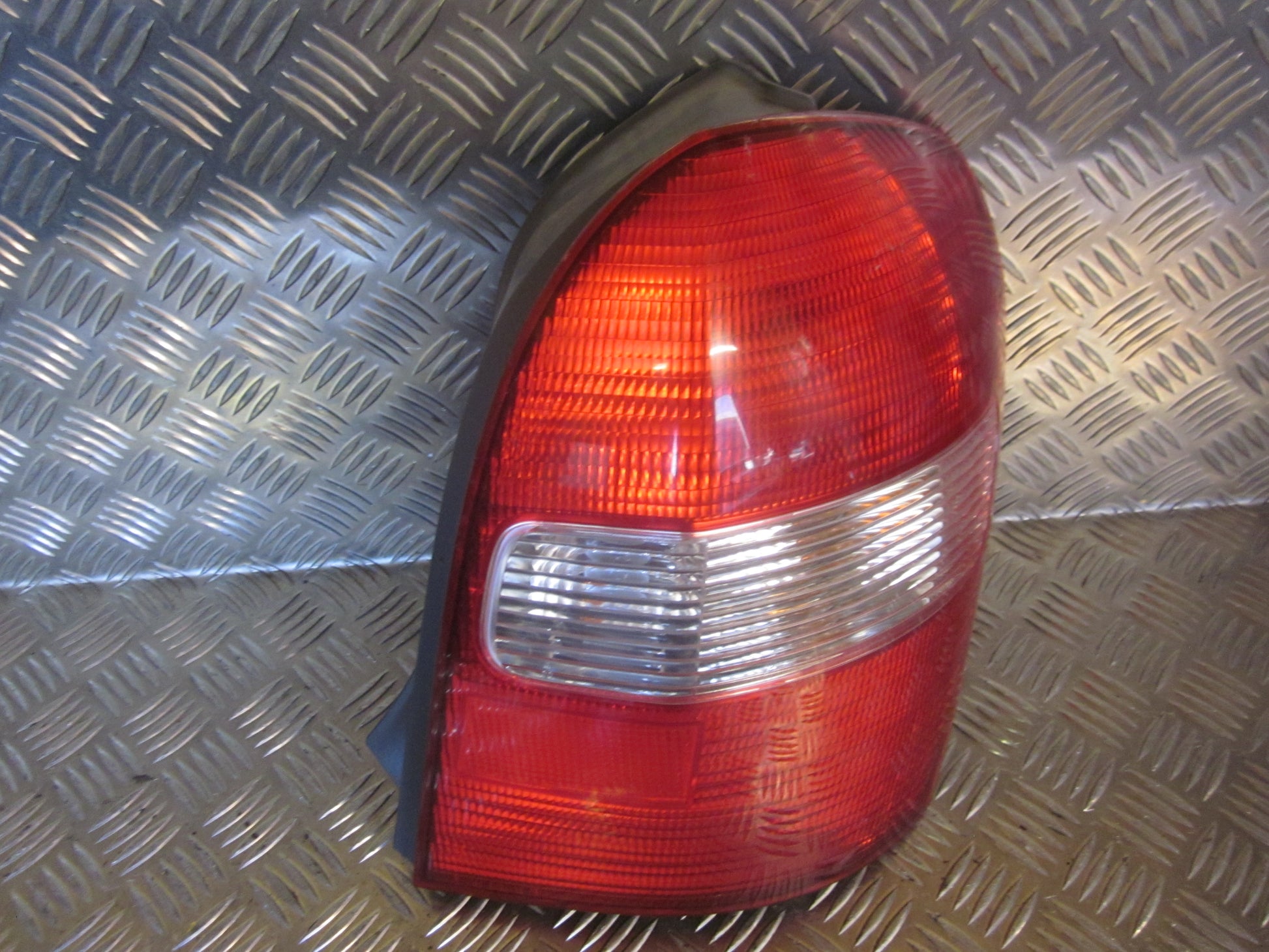 Mazda 323 F 5D BJ14 Baglygte Med OEM Nr. Ophugger Fra Mazda Ophugger