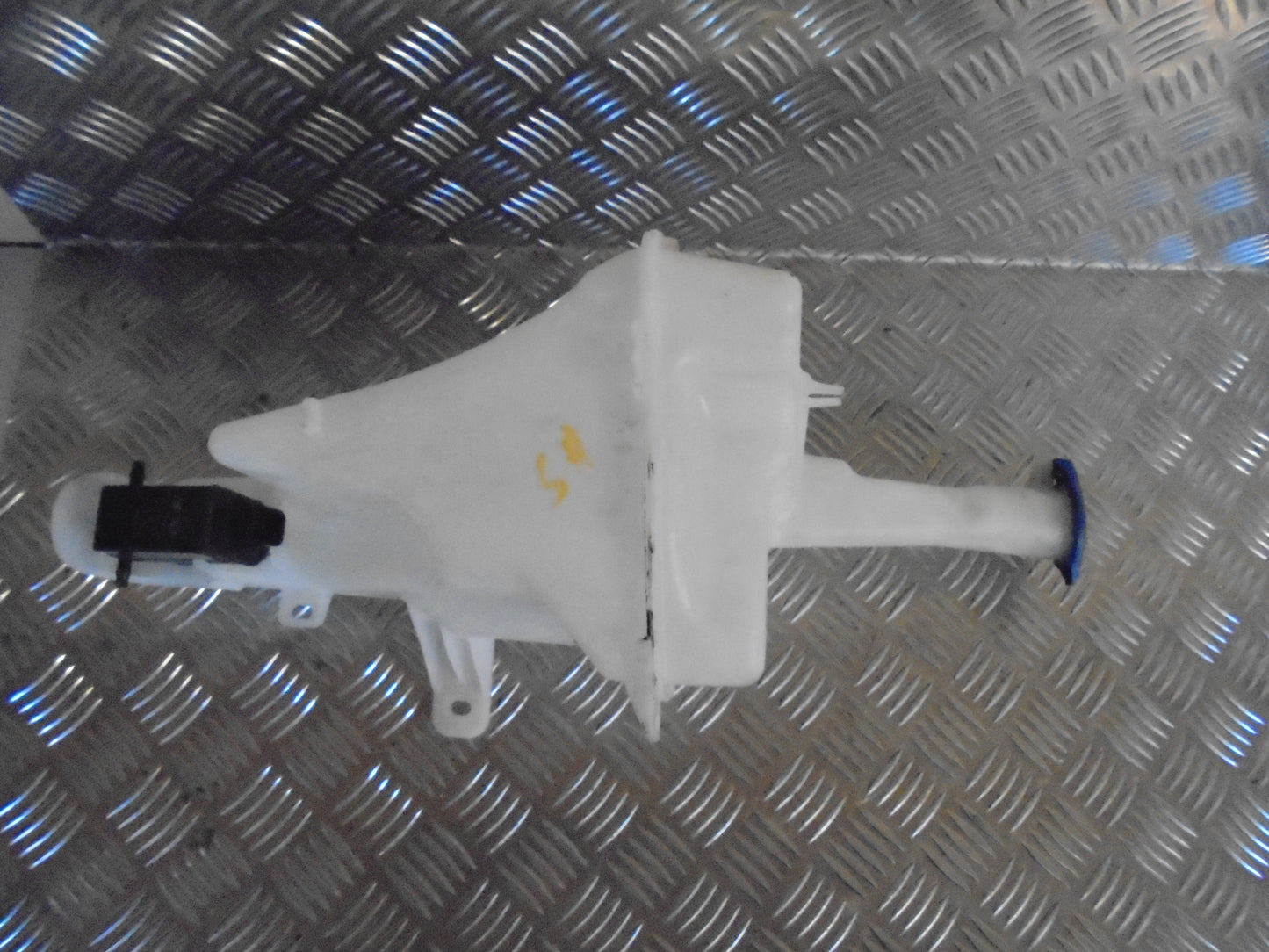 Hyundai I20 MA Sprinkler M/Motor Med OEM Nr. Ophugger Fra Hyundai Ophugger