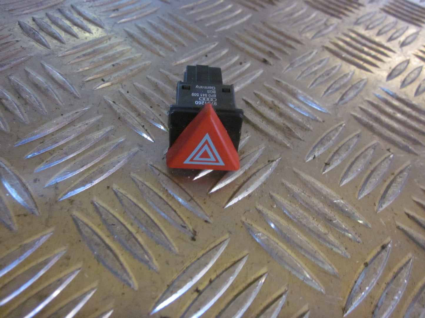 Audi A3 Kontakt Katastrofe Med OEM Nr. 8P0941509 Fra Audi Ophugger