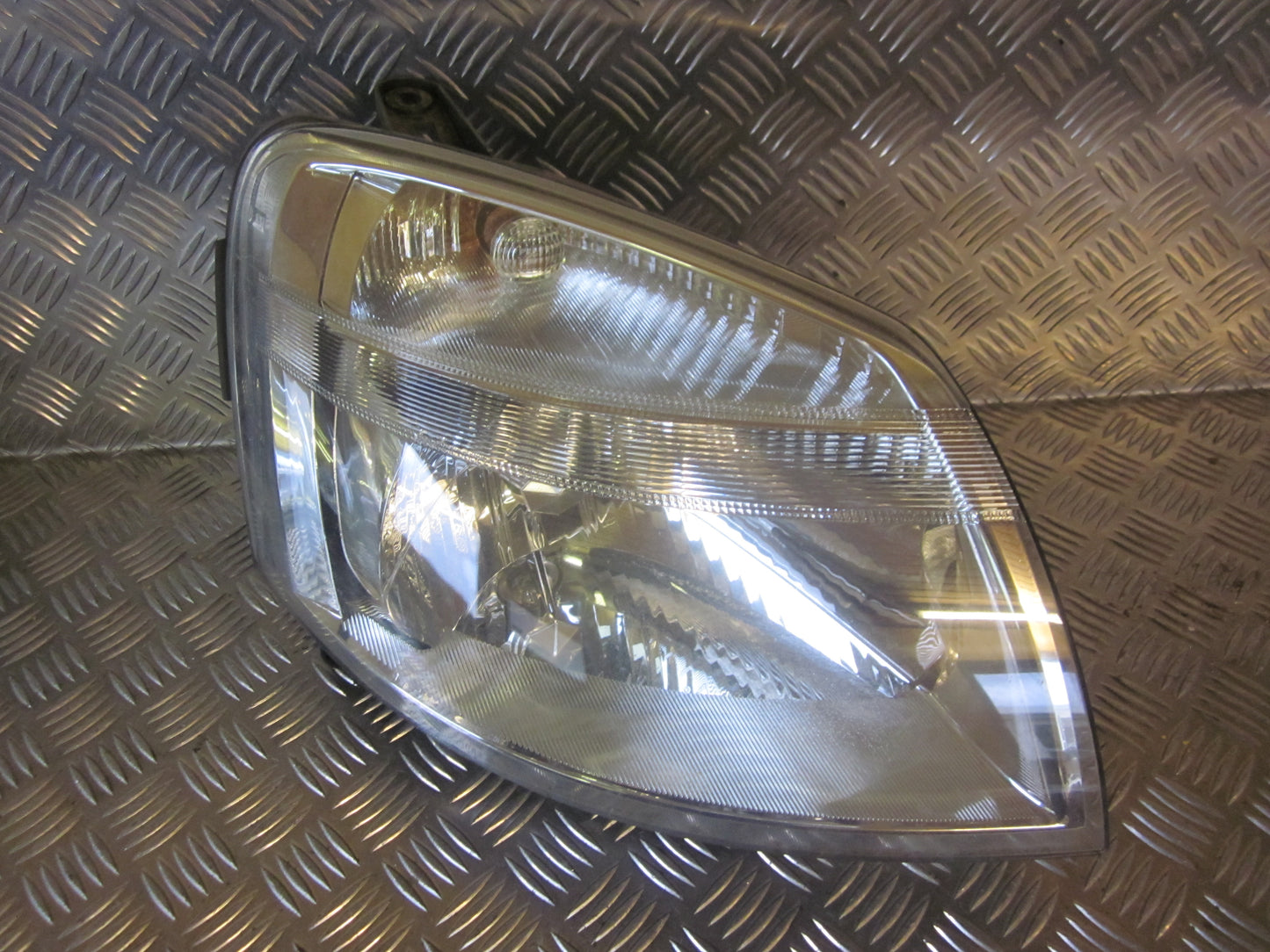 Peugeot Partner Forlygte Med OEM Nr. 6205AW Fra Peugeot Ophugger