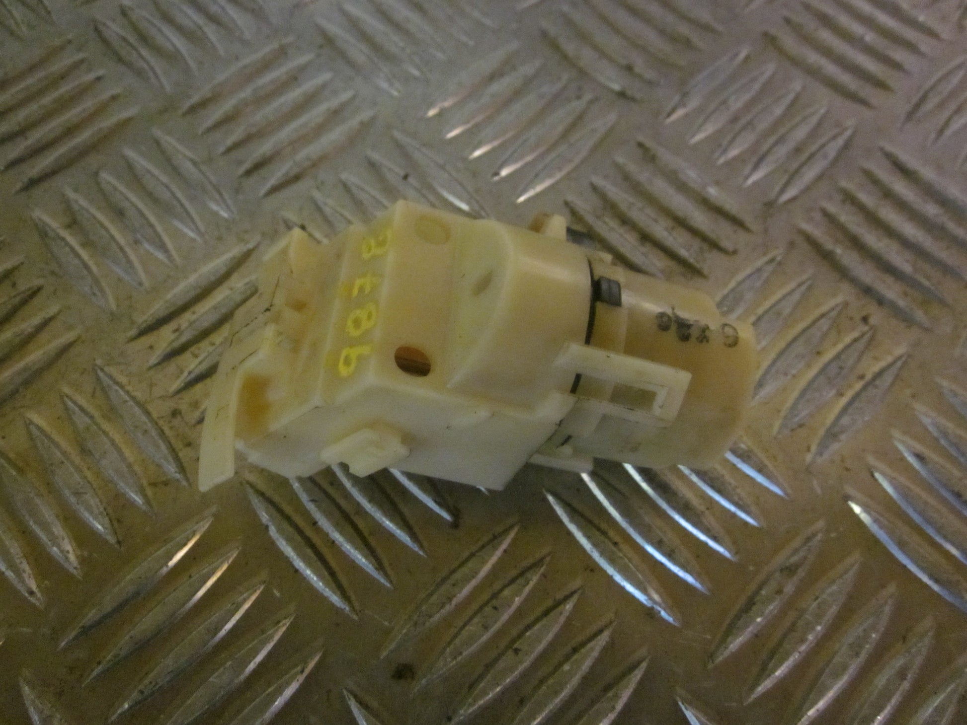 Mazda 323 HB BA15 Ratlås Bundstykke Med OEM Nr. Ophugger Fra Mazda Ophugger