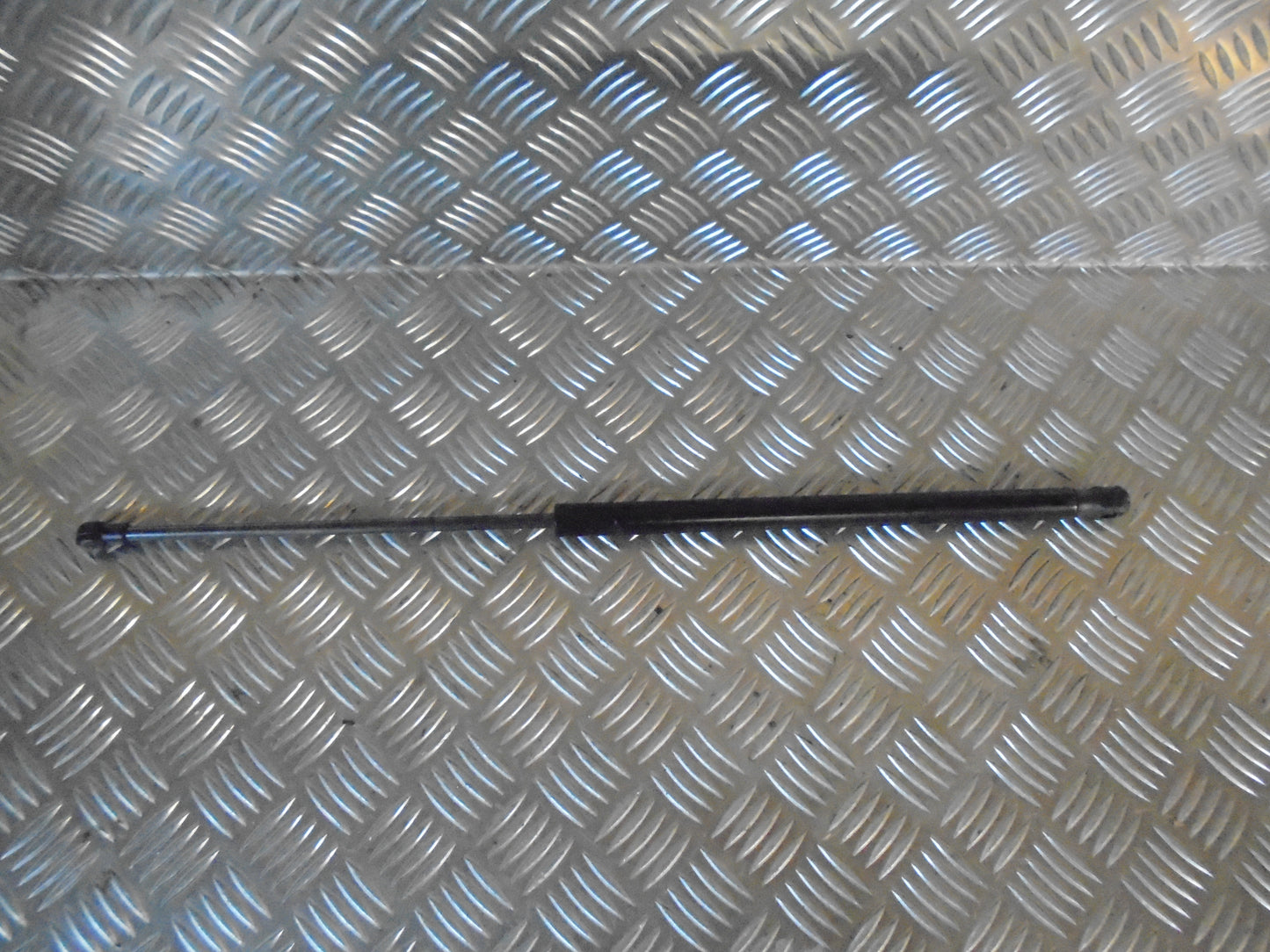 Peugeot 107 Bagklapsdæmper Med OEM Nr. 689500H020 Fra Peugeot Ophugger