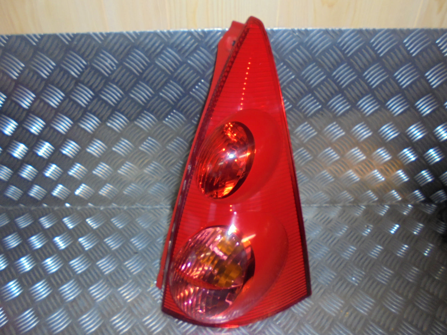 Peugeot 107 Baglygte Med OEM Nr. Ophugger Fra Peugeot Ophugger