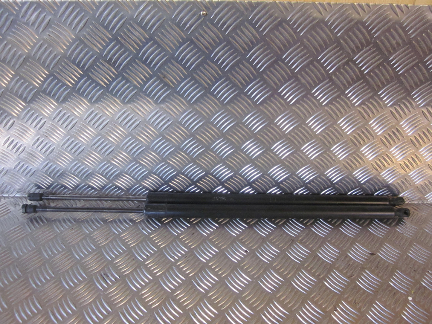 VW Transporter T5 1.Fac: Okt 2009/Jul 2015 Bagklapsdæmper Med OEM Nr. Ophugger Fra VW Ophugger