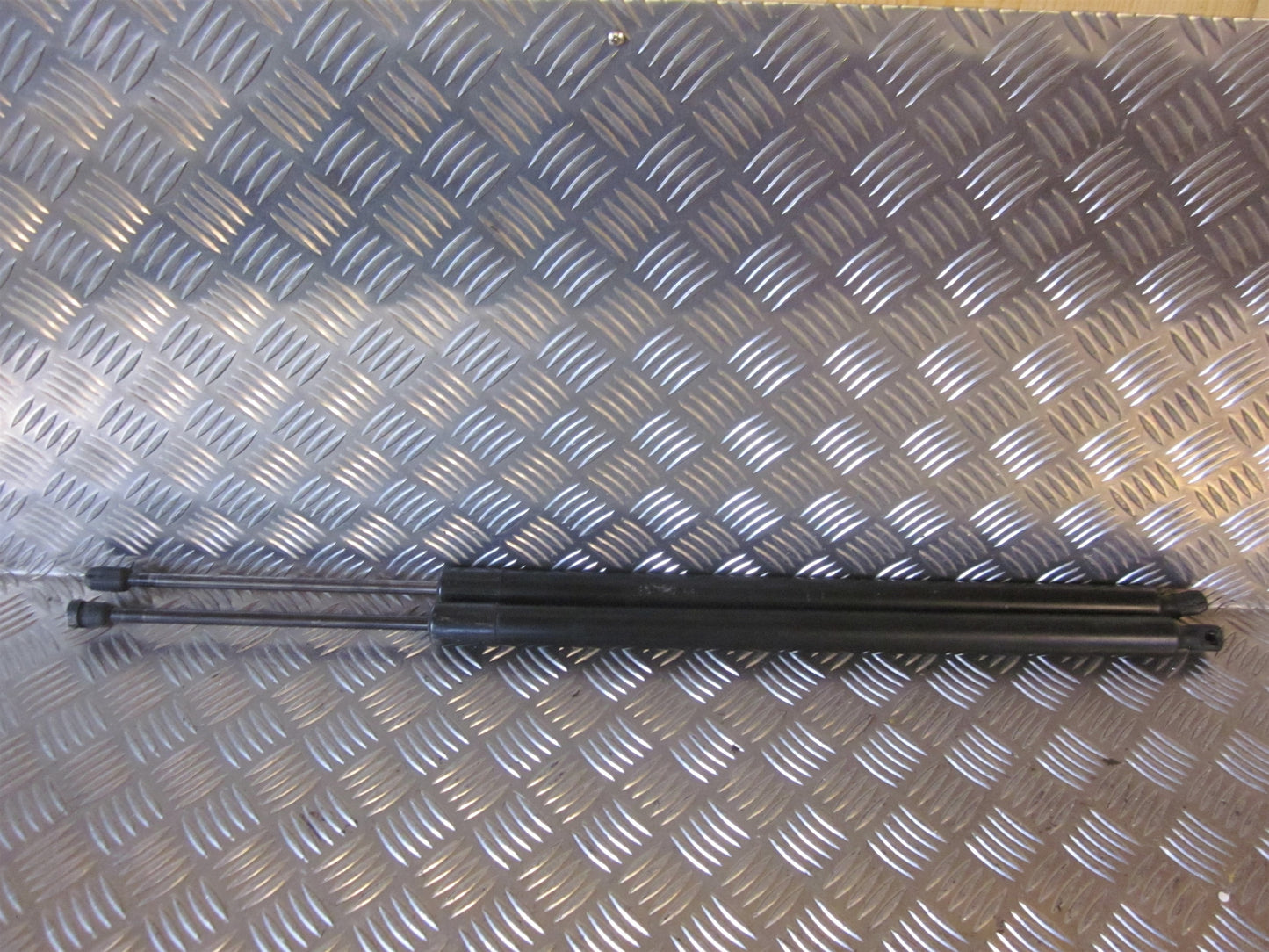 VW Transporter T5 1.Fac: Okt 2009/Jul 2015 Bagklapsdæmper Med OEM Nr. Ophugger Fra VW Ophugger