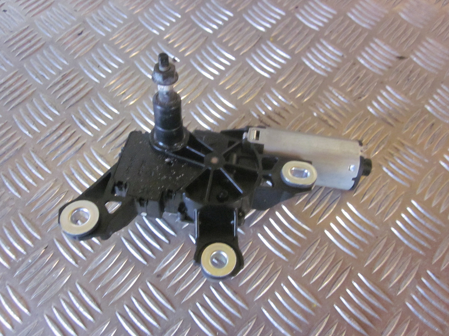 VW Transporter T5 1.Fac: Okt 2009/Jul 2015 Bagrudevisker Motor Med OEM Nr. Ophugger Fra VW Ophugger