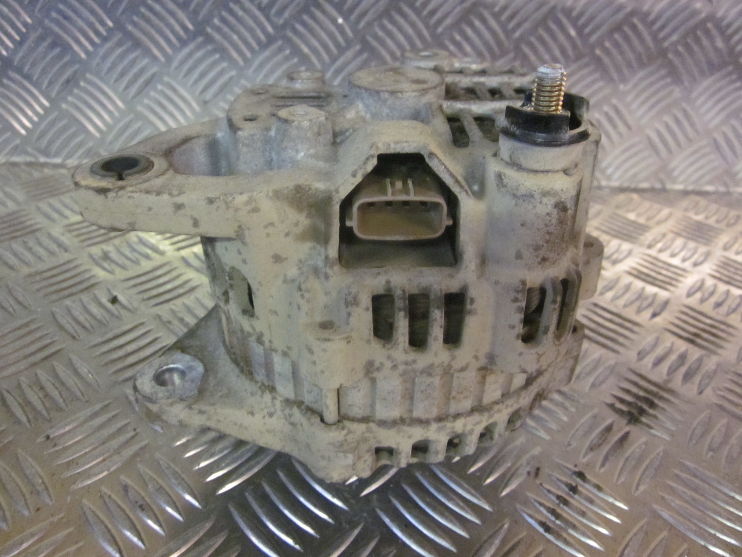 Mitsubishi Carisma Generator Med OEM Nr. MD343416 Fra Mitsubishi Ophugger