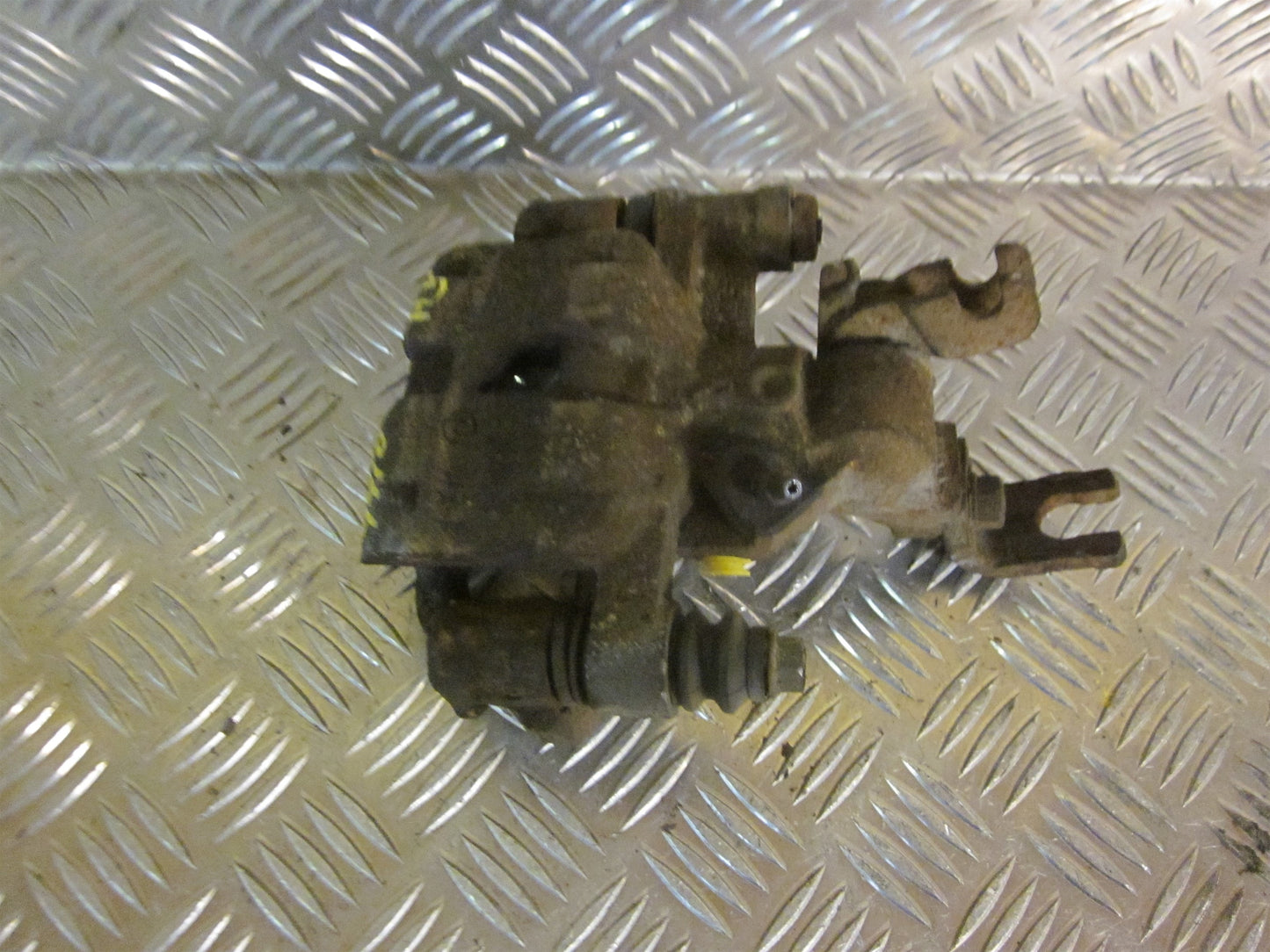 Mazda 323 4D BJ12 Bremsekaliber HB Med OEM Nr. Ophugger Fra Mazda Ophugger