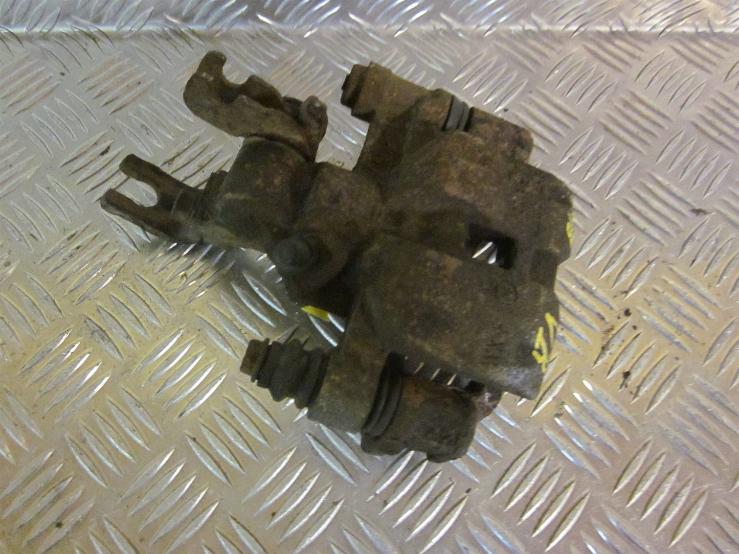 Mazda 323 4D BJ12 Bremsekaliber VB Med OEM Nr. Ophugger Fra Mazda Ophugger