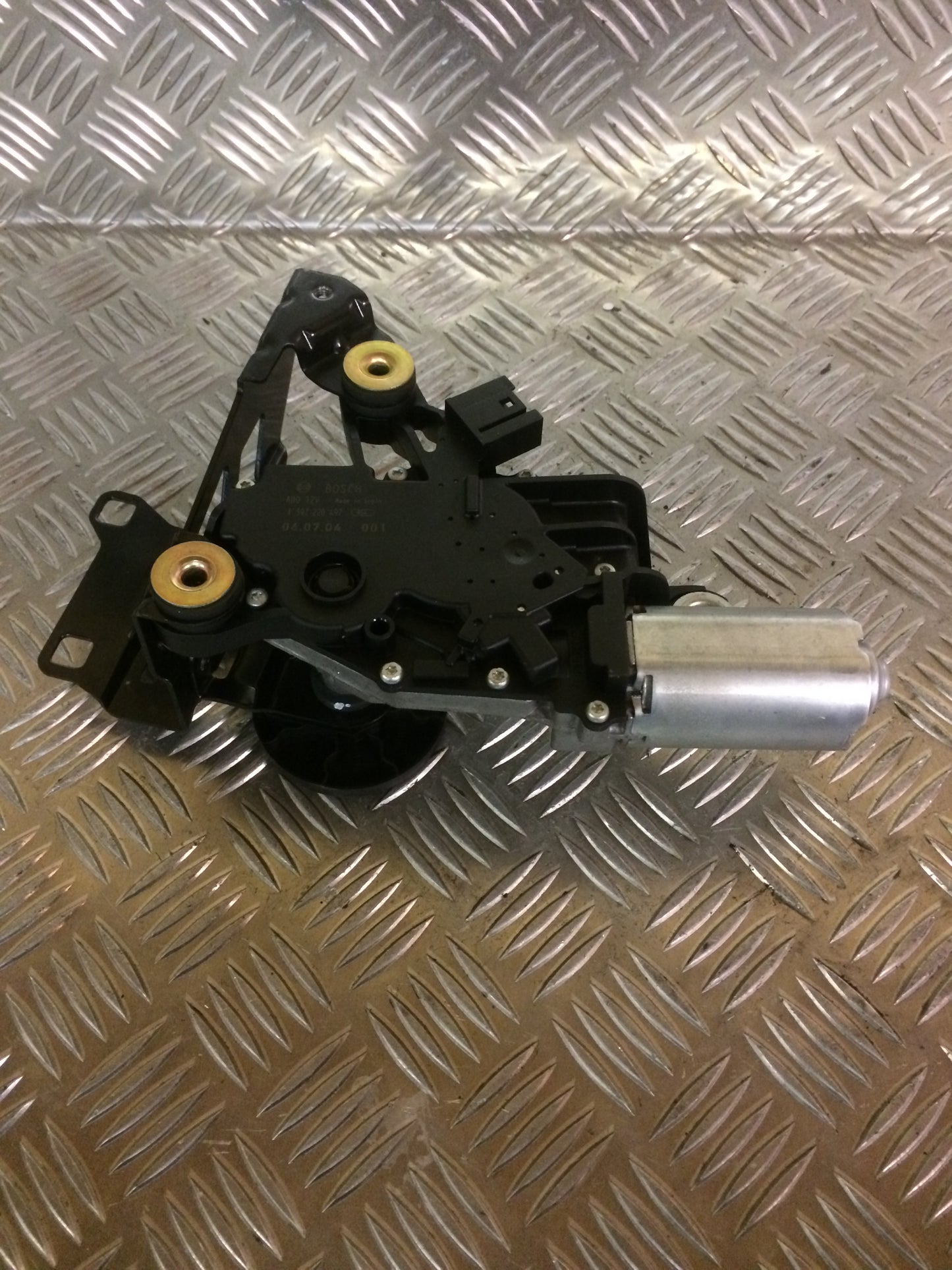 BMW 3-Serie E90/E91/E92 Bagrudevisker Motor Med OEM Nr. Ophugger Fra BMW Ophugger