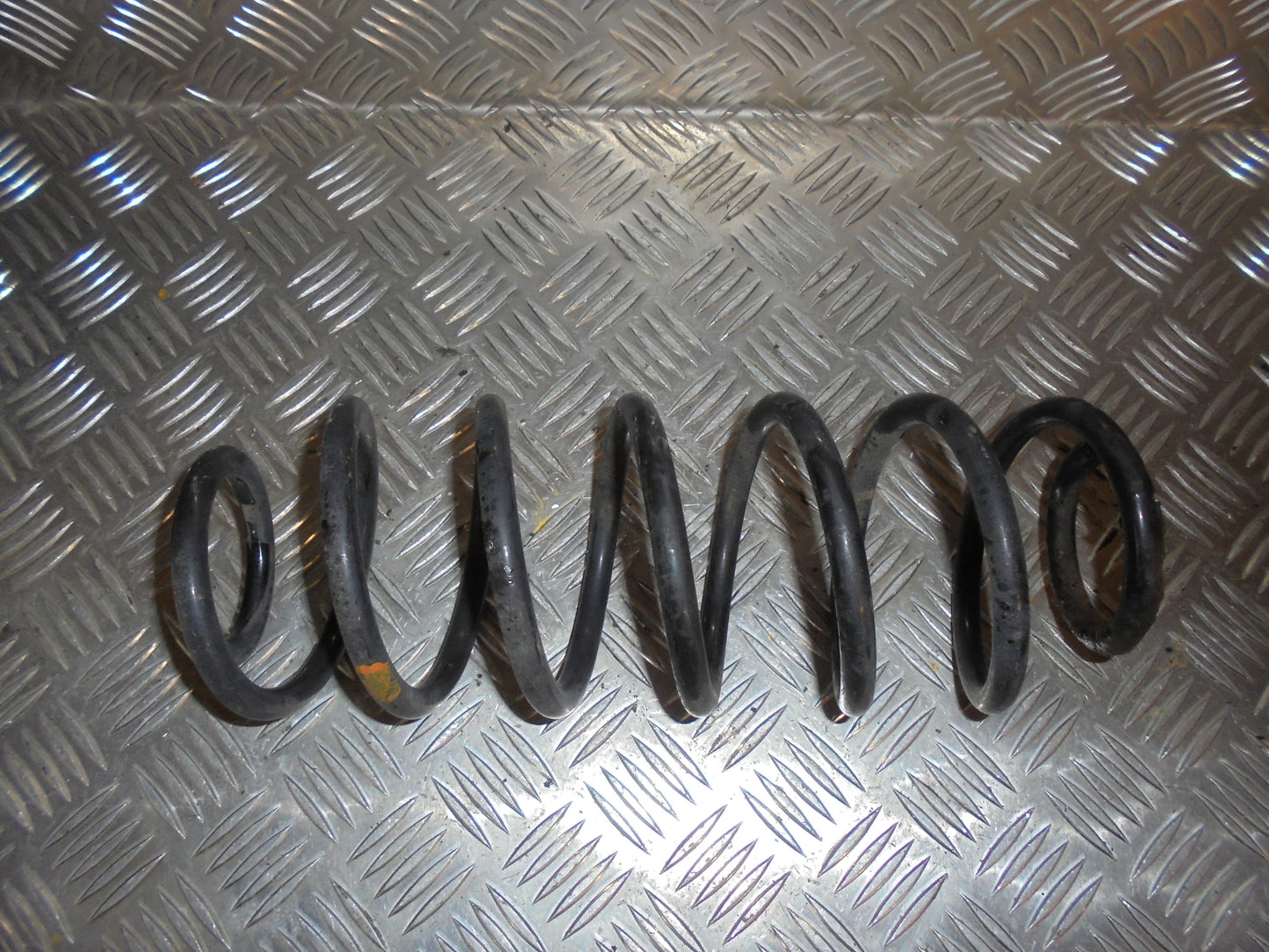 Ford Fiesta 7 Bagfjeder Spiral Med OEM Nr. Ophugger Fra Ford Ophugger