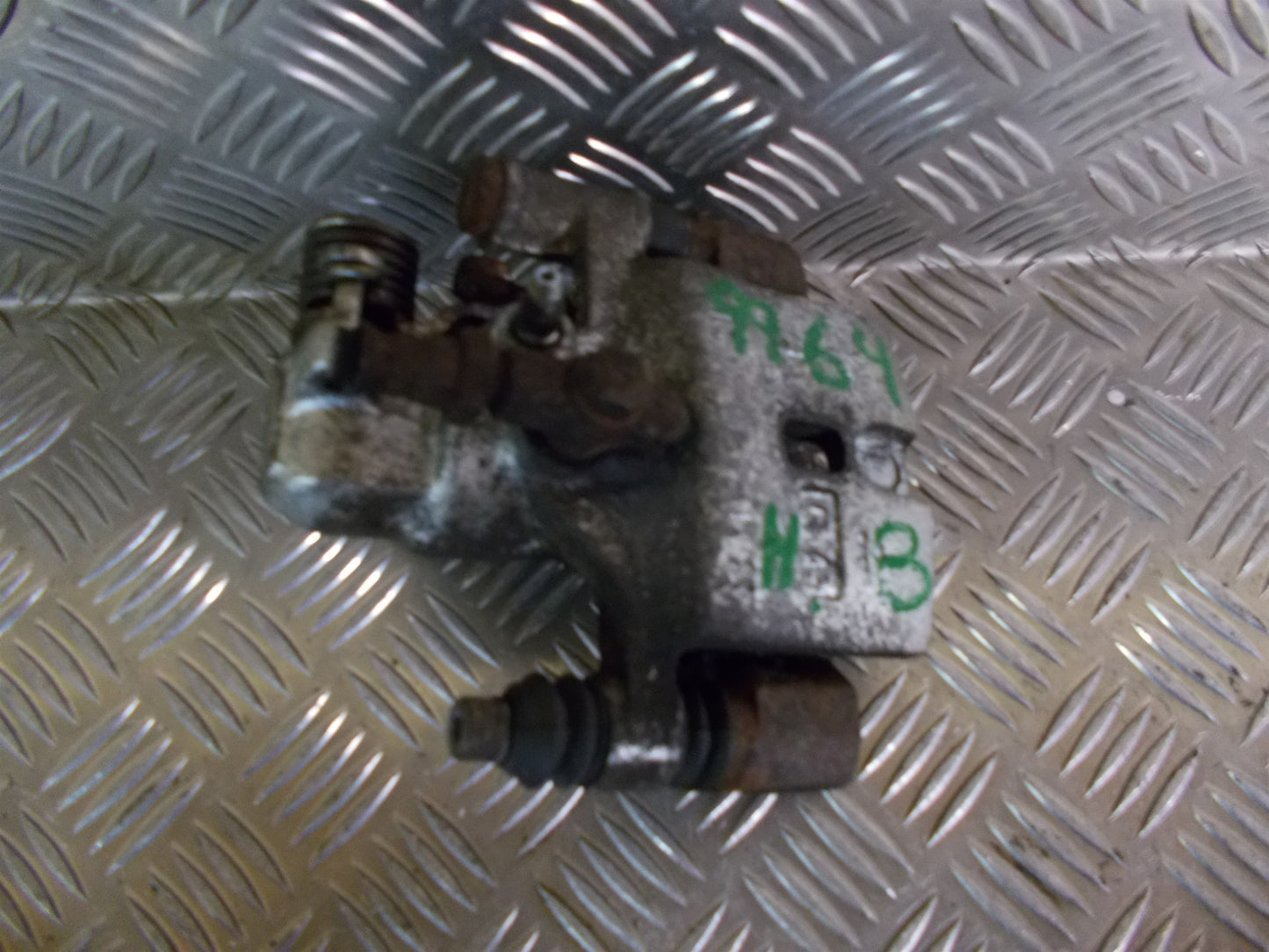Mitsubishi Galant NE3 Bremsekaliber HB Med OEM Nr. Ophugger Fra Mitsubishi Ophugger