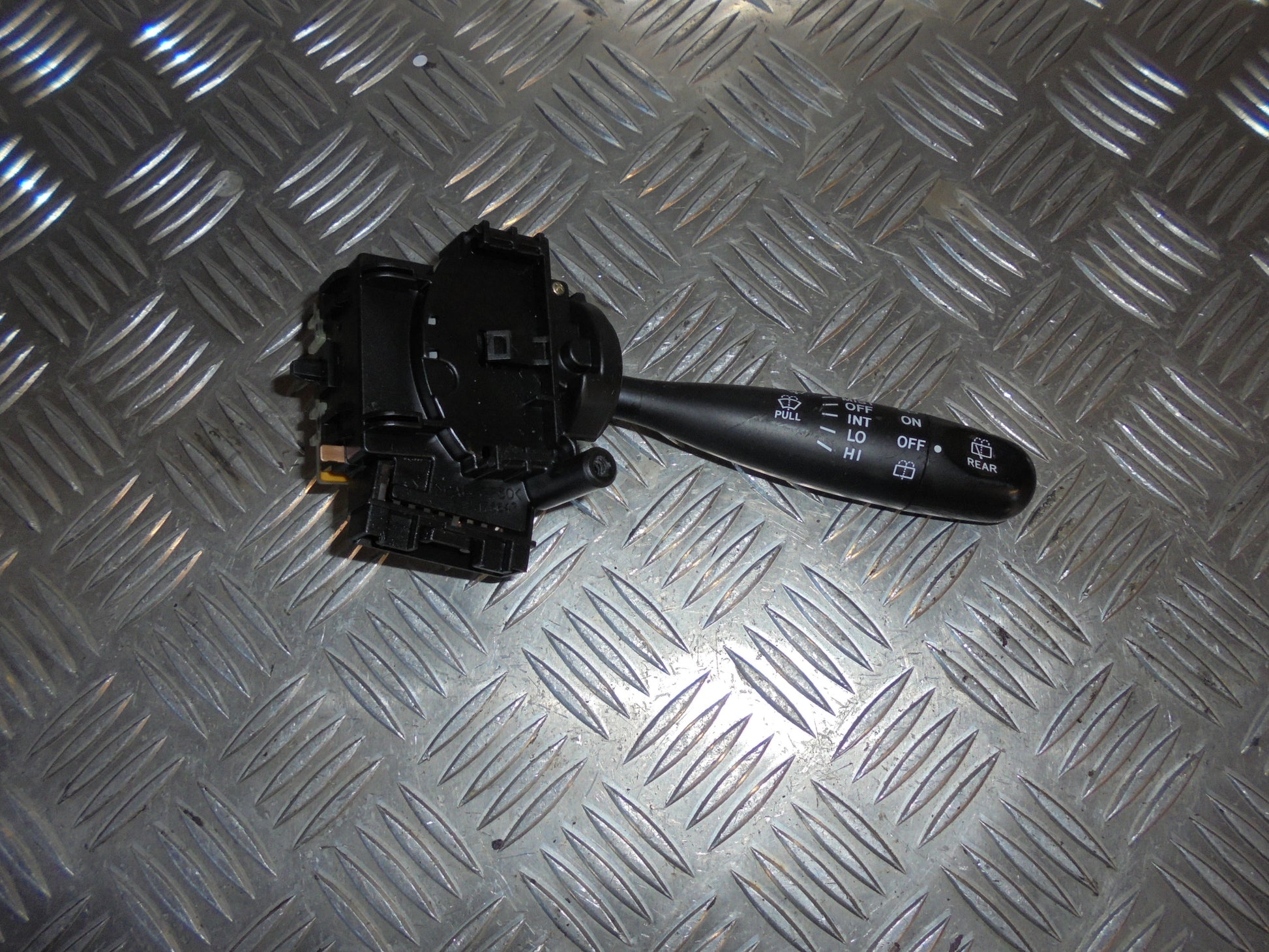 Toyota Yaris Verso Kontakt Visker Med OEM Nr. Ophugger Fra Toyota Ophugger