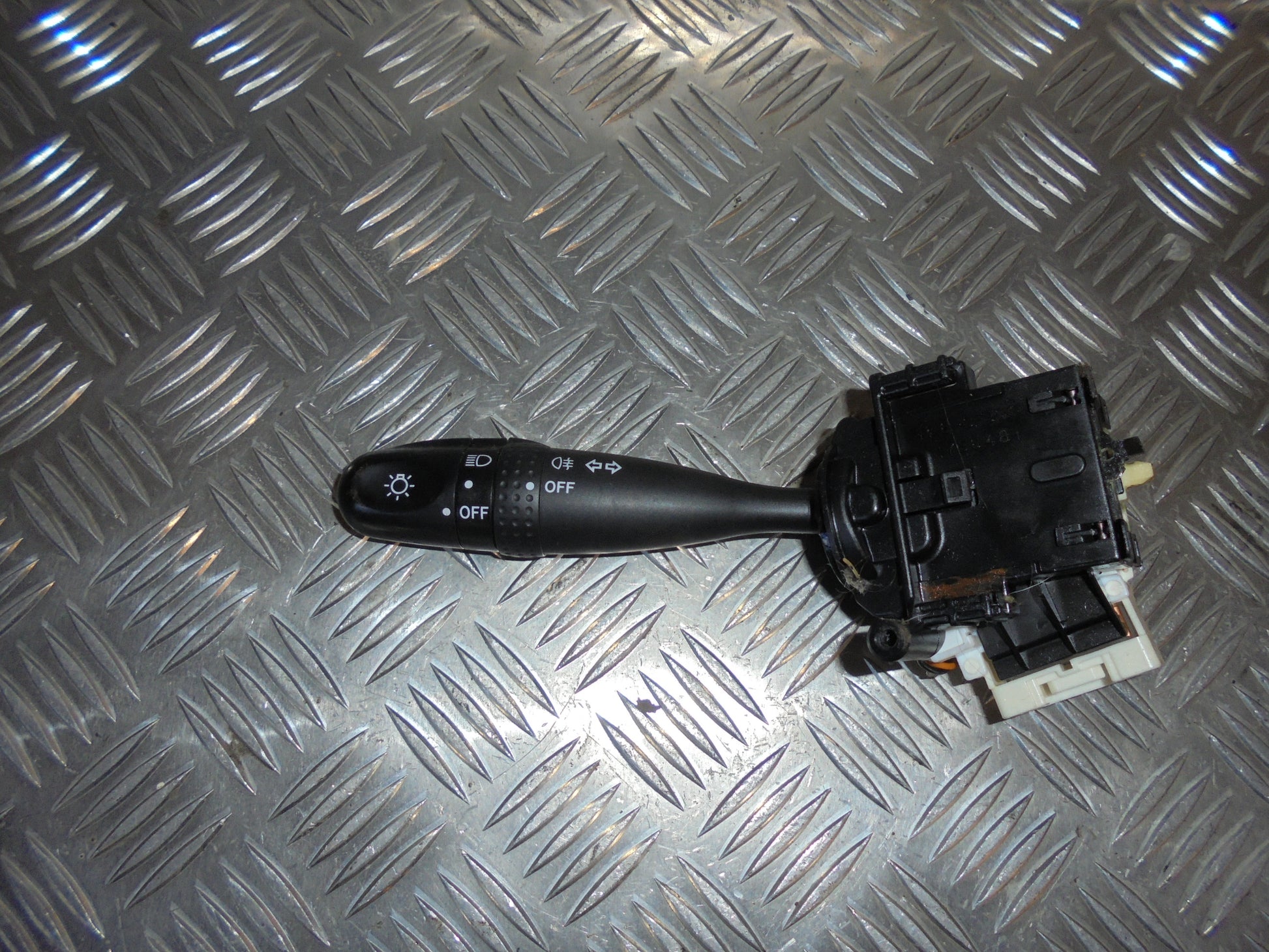 Toyota Yaris Verso Kontakt Blink Med OEM Nr. Ophugger Fra Toyota Ophugger