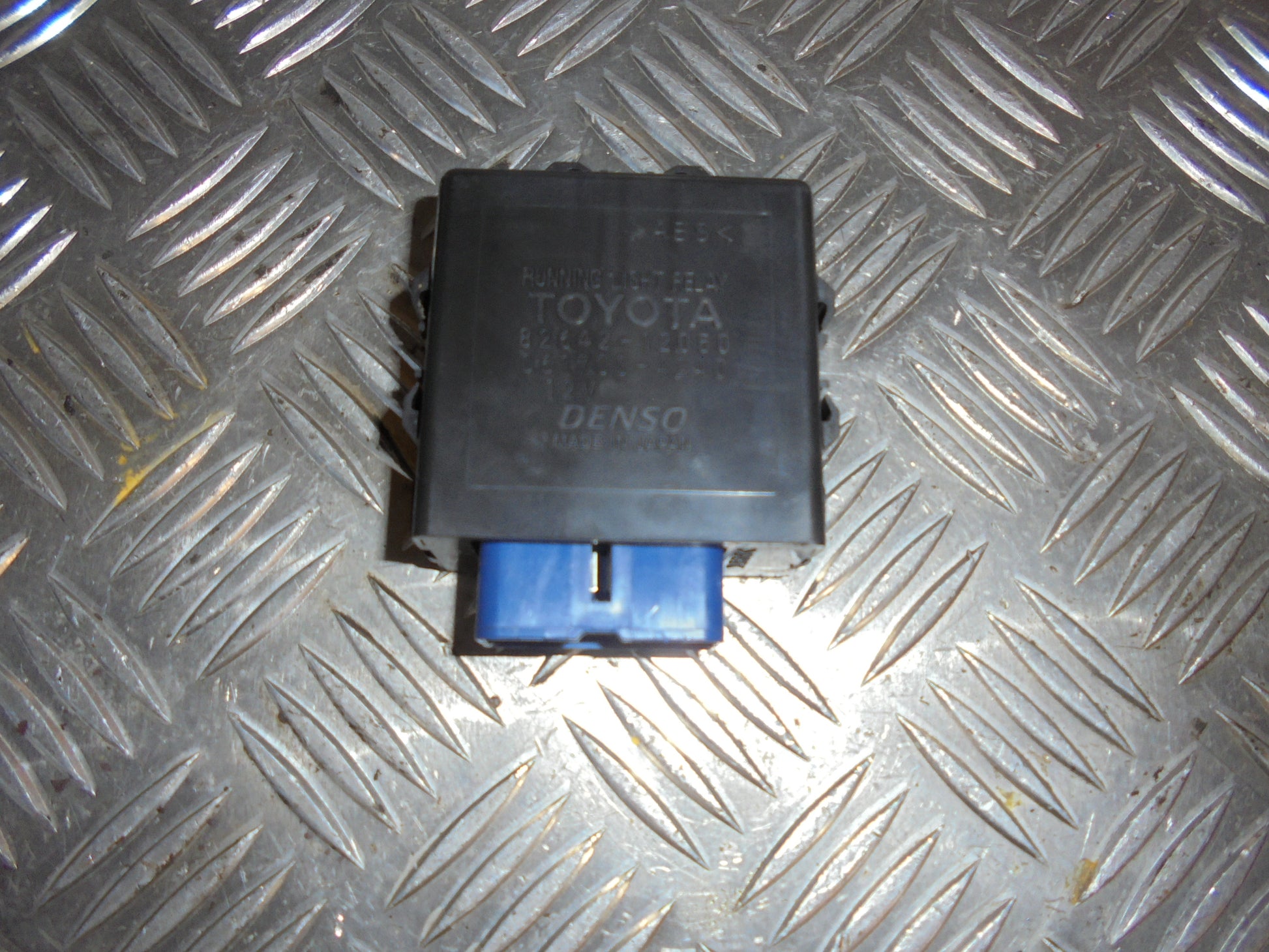 Toyota Yaris Verso Relæ Kørelys Med OEM Nr. Ophugger Fra Toyota Ophugger