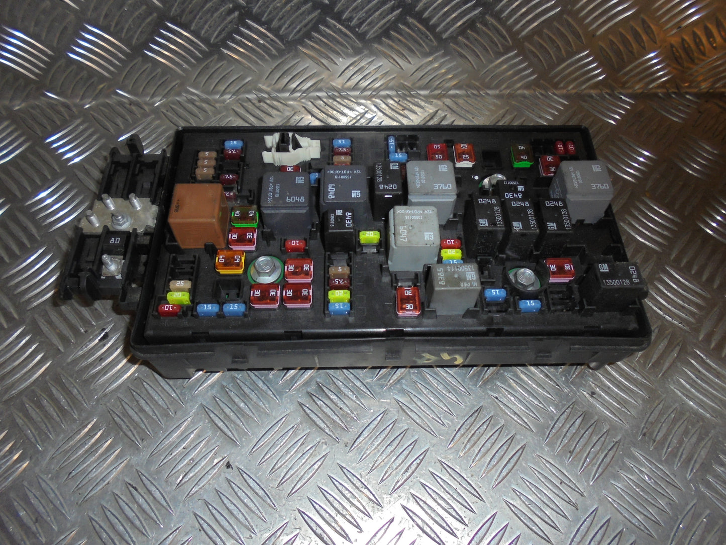 Opel Insignia A Sikringsboks Med OEM Nr. Ophugger Fra Opel Ophugger