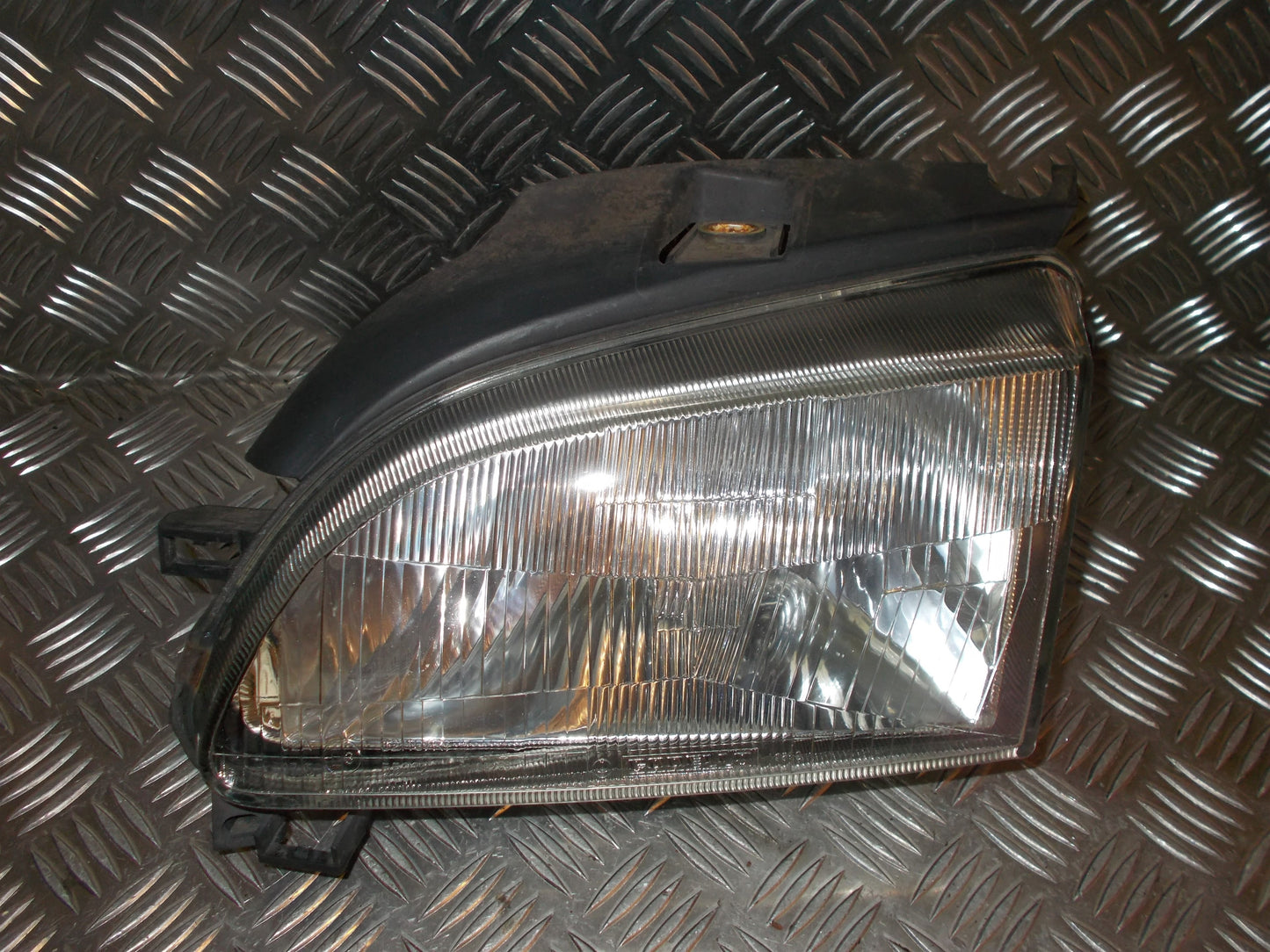 Seat Arosa Forlygte Med OEM Nr. 6H1941015C Fra Seat Ophugger