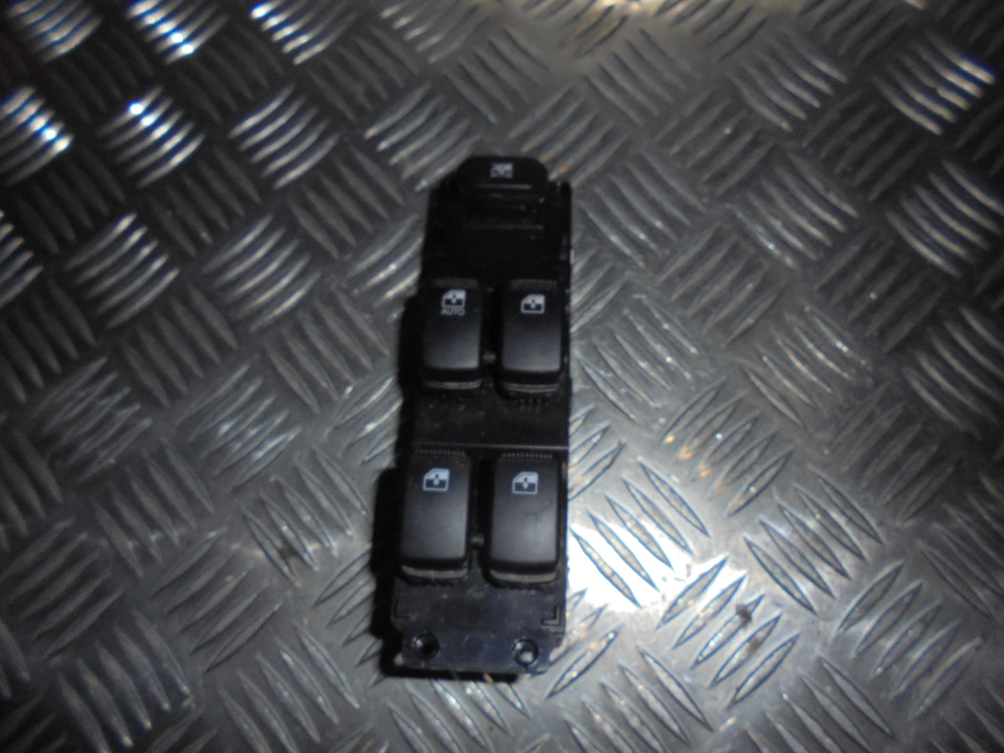 Hyundai I10 Kontakt Rudehejs Med OEM Nr. 202006782 Fra Hyundai Ophugger