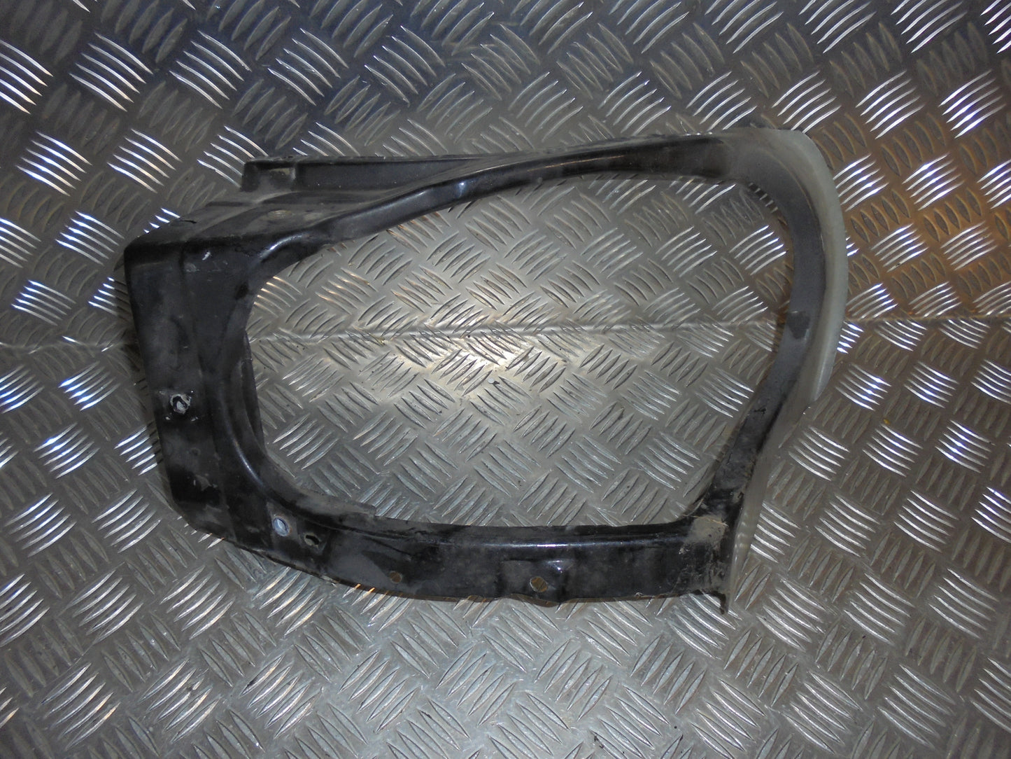 VW Fox 5Z Forlygteholder Med OEM Nr. Ophugger Fra VW Ophugger