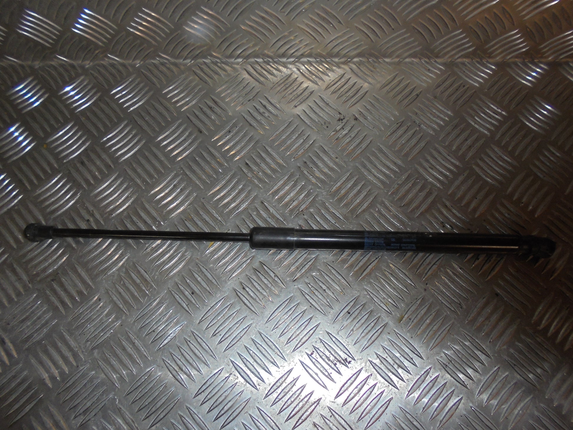 Seat Ibiza 6J Bagklapsdæmper Med OEM Nr. 6J3827550A Fra Seat Ophugger