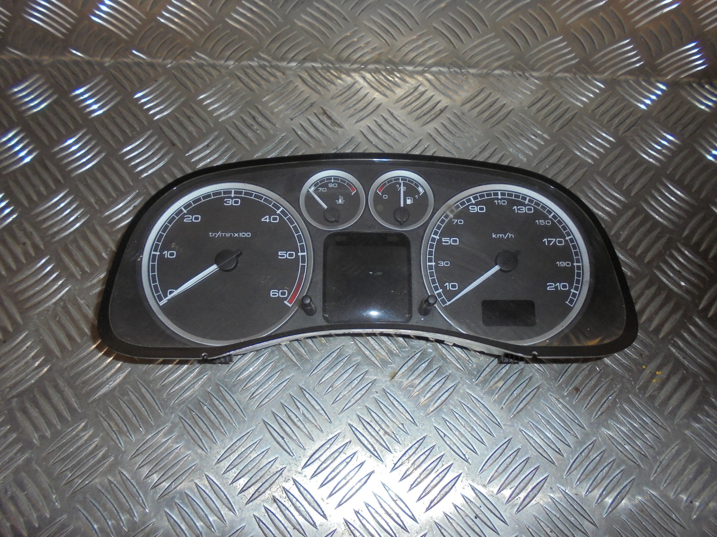 Peugeot 307 Speedometer - Instrument Med OEM Nr. 6104ZS Fra Peugeot Ophugger