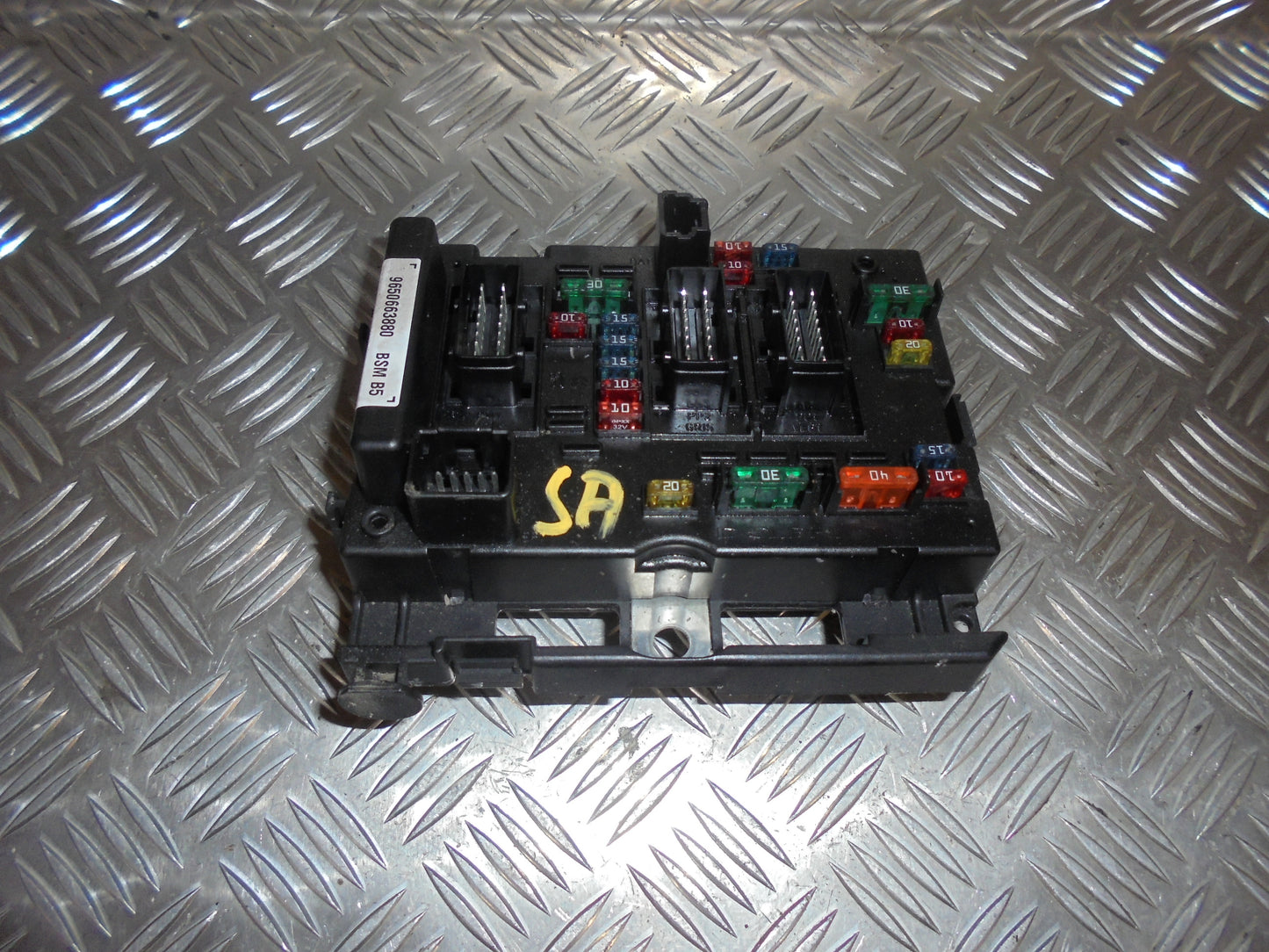 Peugeot 307 Sikringsboks Med OEM Nr. 9650663880 Fra Peugeot Ophugger