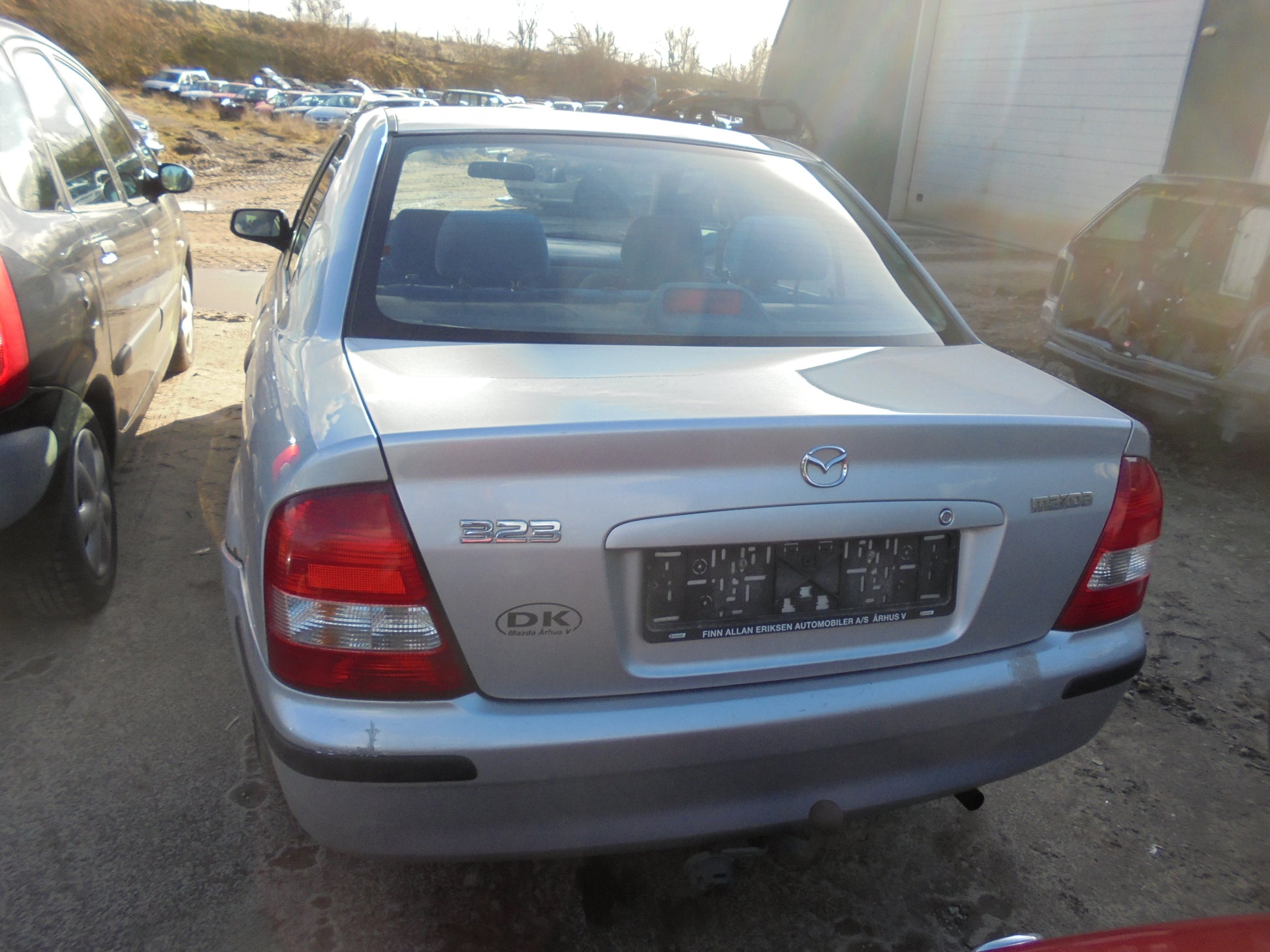 Mazda 323 4D BJ12 Pluk-Selv-Bil Med OEM Nr. Ophugger Fra Mazda Ophugger