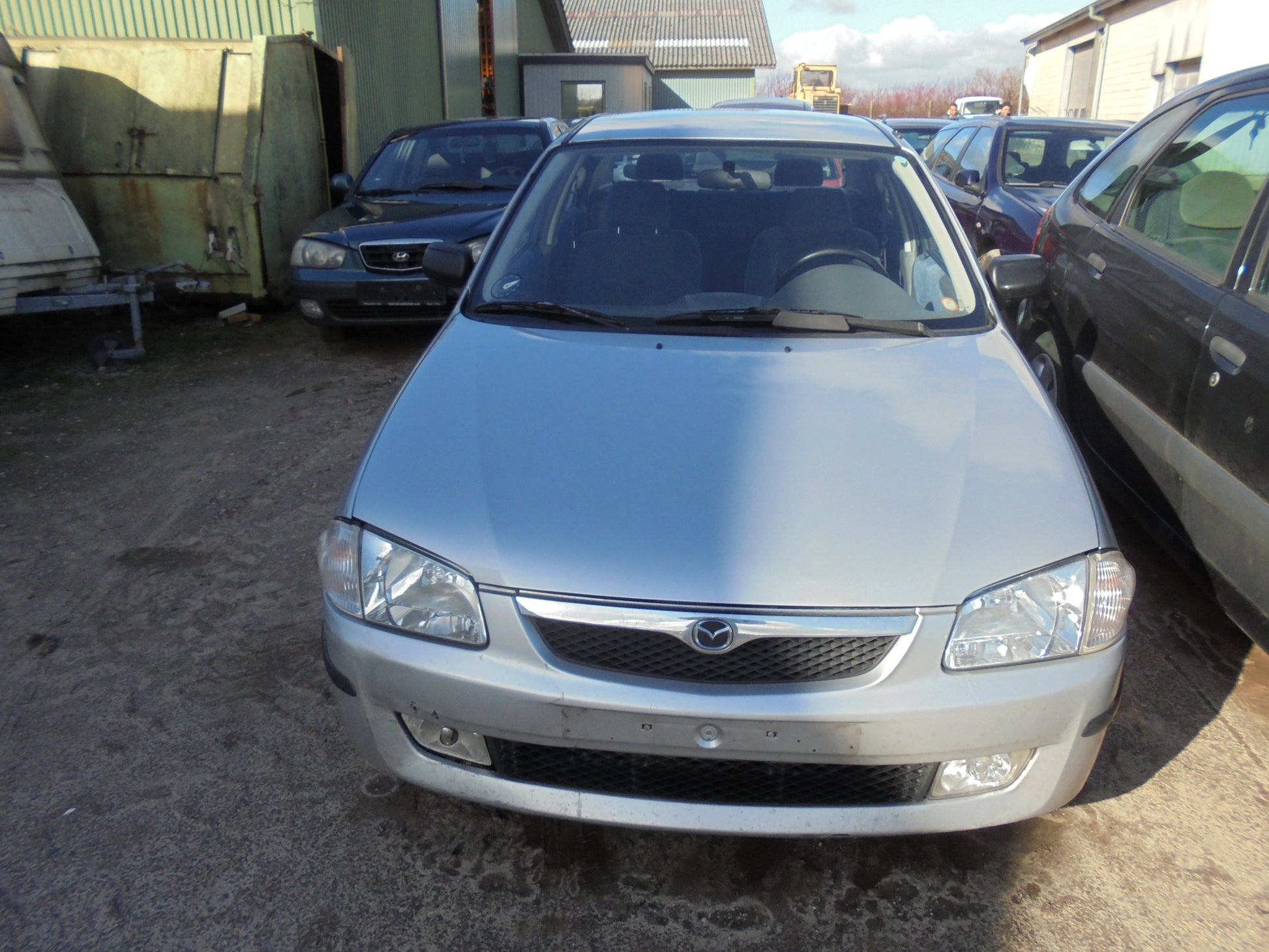 Mazda 323 4D BJ12 Pluk-Selv-Bil Med OEM Nr. Ophugger Fra Mazda Ophugger