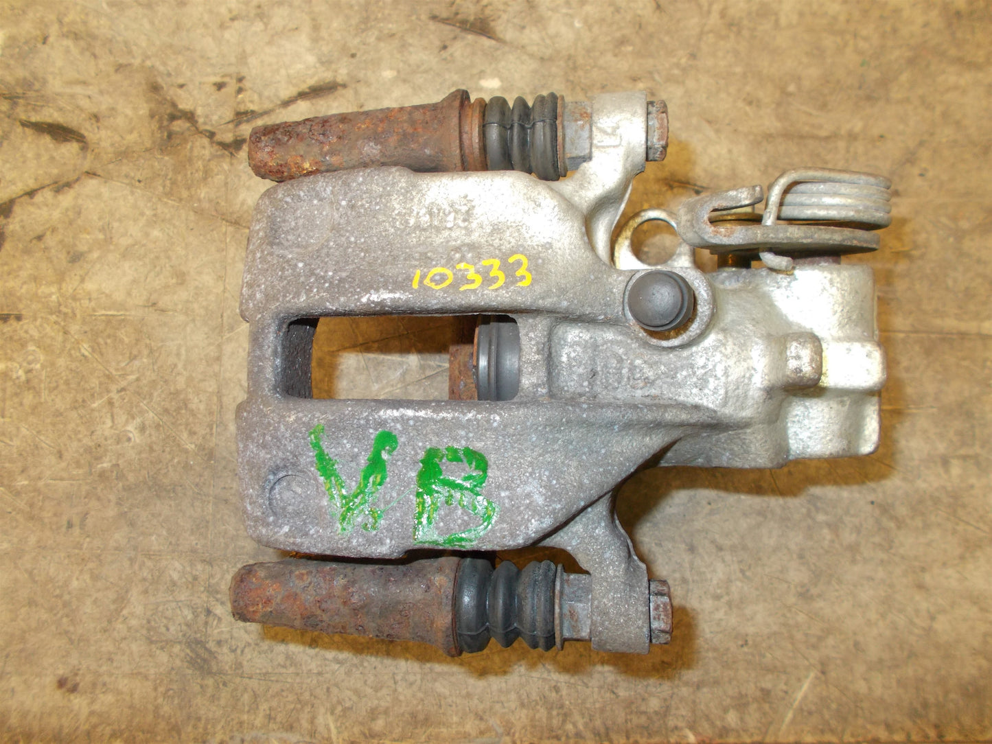 Audi 100 Bremsekaliber Vb Med OEM Nr. Ophugger Fra Audi Ophugger