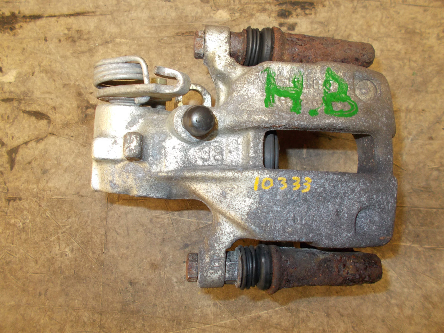 Audi 100 Bremsekaliber Hb Med OEM Nr. Ophugger Fra Audi Ophugger