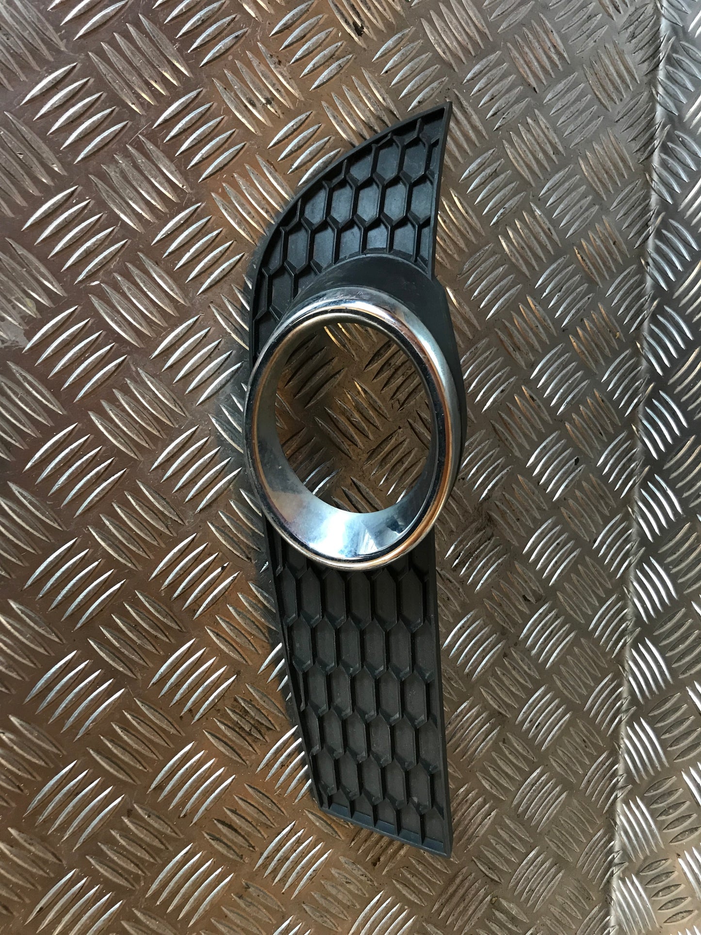 Chevrolet Aveo Frontgitter Med OEM Nr. Ophugger Fra Chevrolet Ophugger