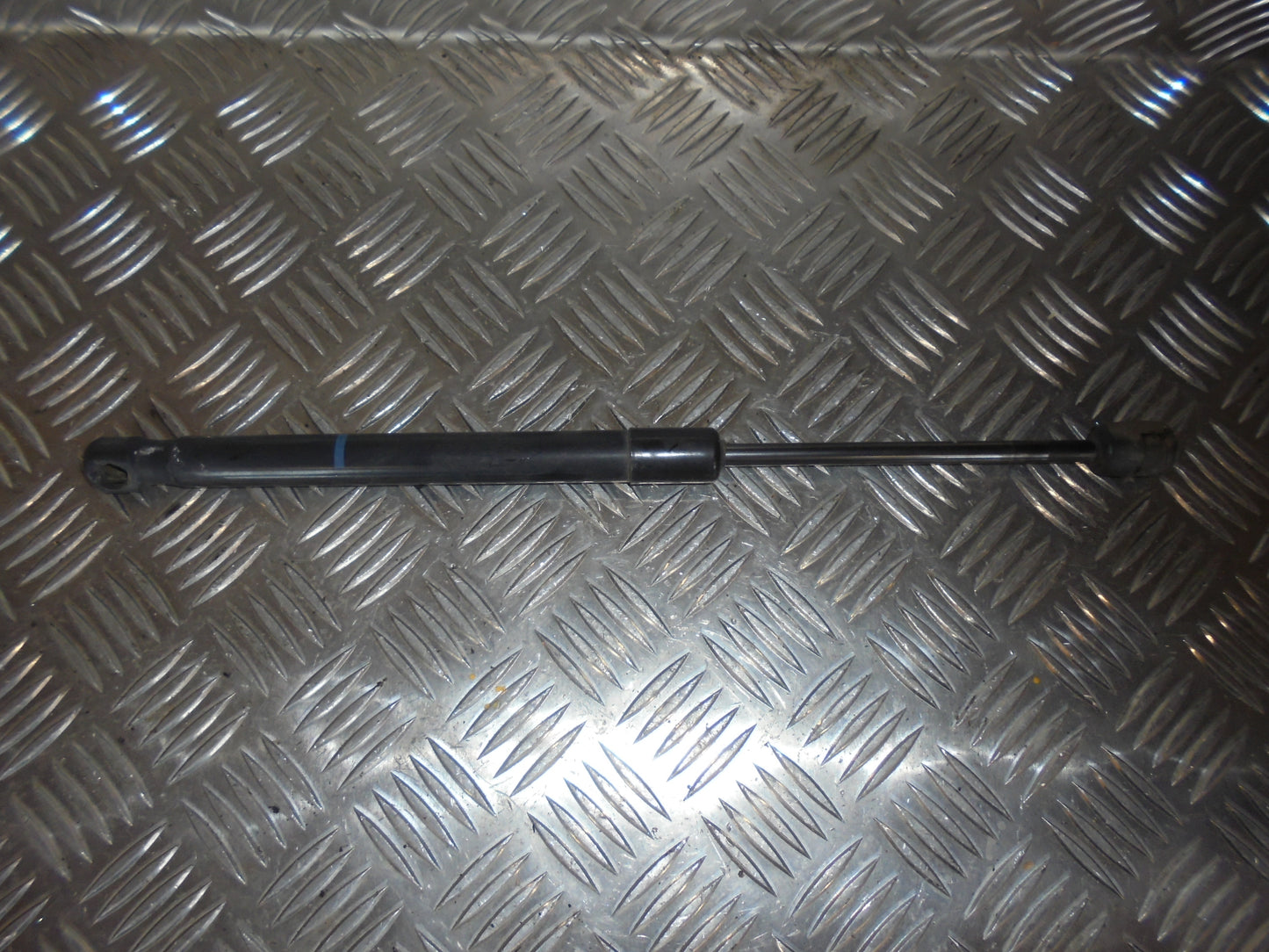 Seat Mii Bagklapsdæmper Med OEM Nr. 1ST827550C Fra Seat Ophugger