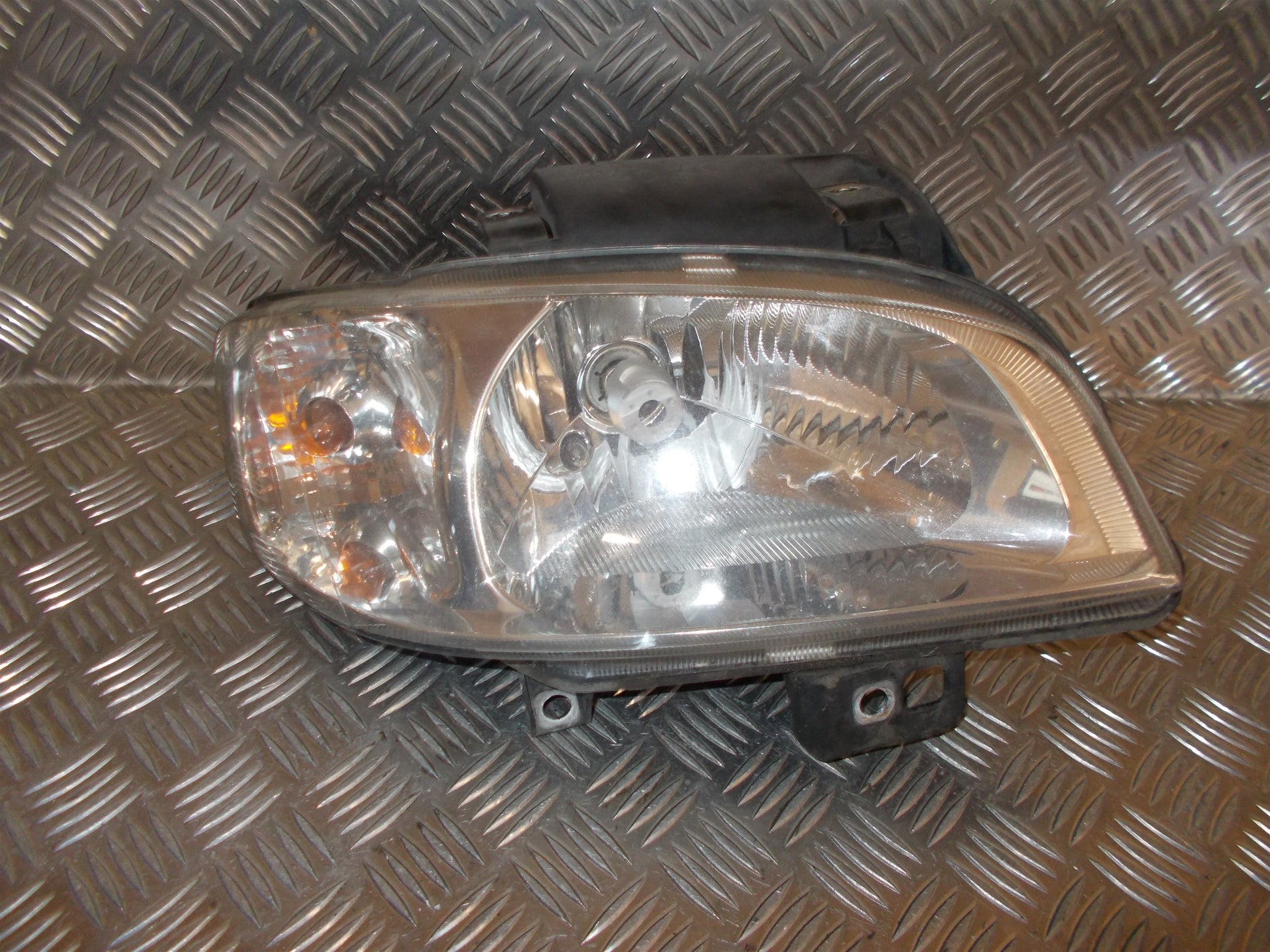 Seat Ibiza 6K2 Forlygte Med OEM Nr. 6K1941044A Fra Seat Ophugger