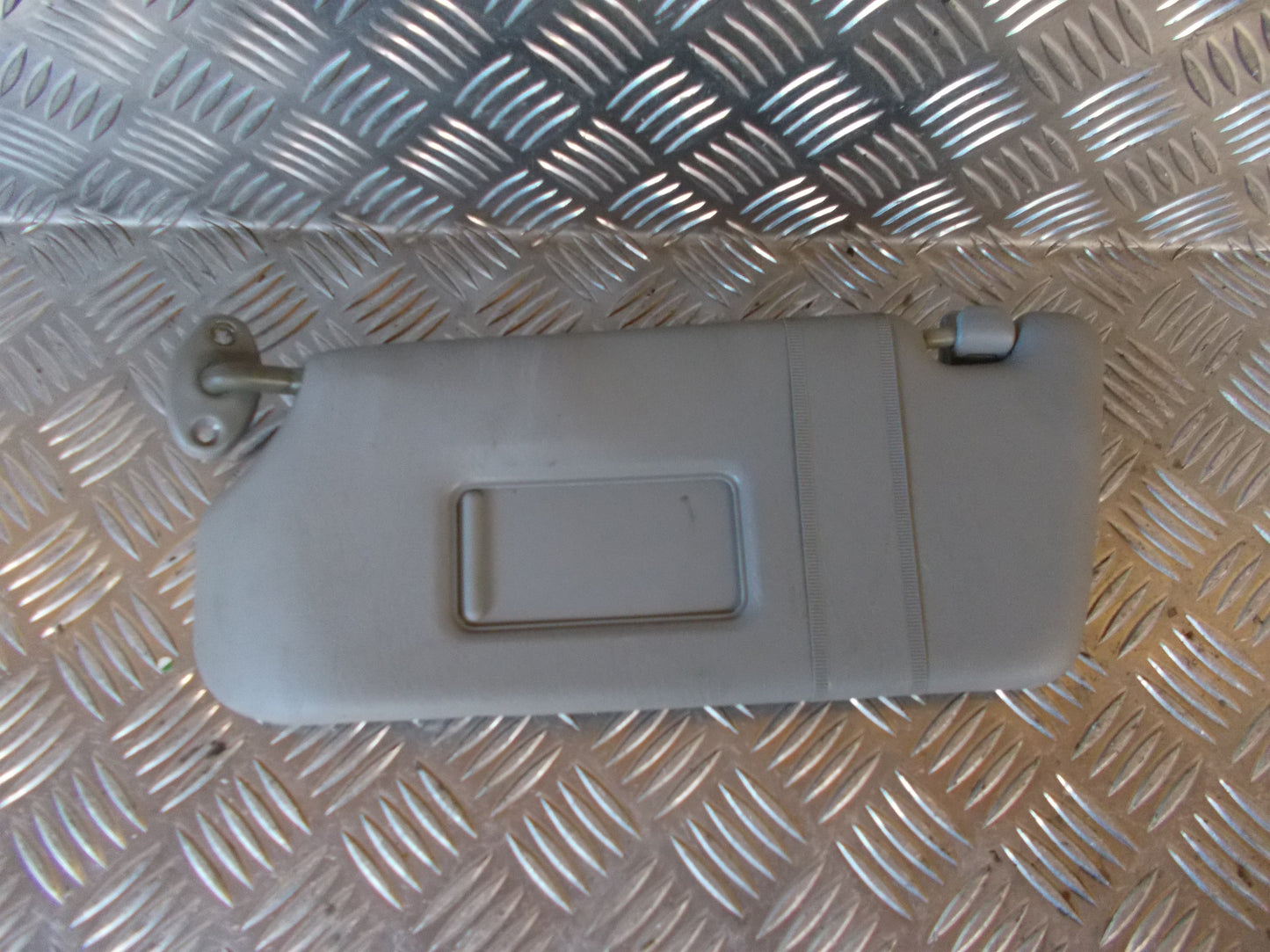 Suzuki Alto Solskærm Med OEM Nr. 8480279G31V12 Fra Suzuki Ophugger