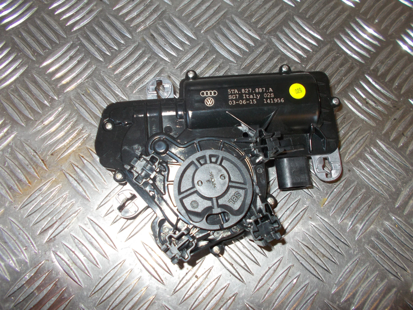 VW Touran Gp2 Dørlås Med OEM Nr. 5TA827887A Fra VW Ophugger