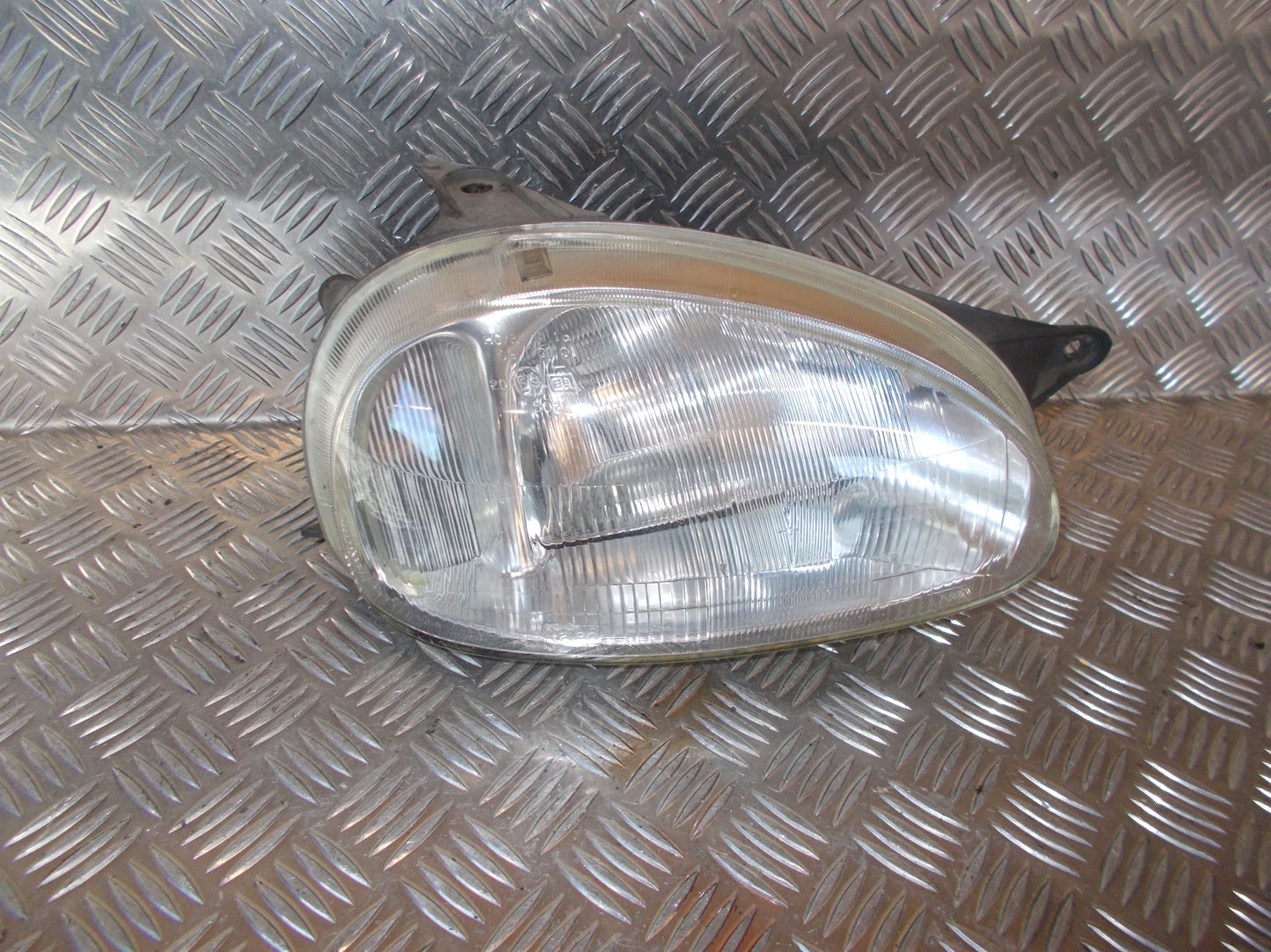 Opel Corsa B Forlygte Med OEM Nr. Ophugger Fra Opel Ophugger