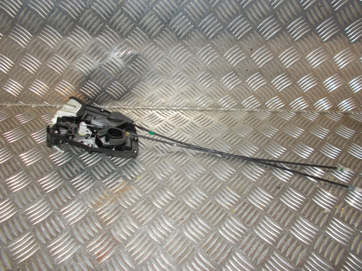 Suzuki Swift Dørlås Med OEM Nr. Ophugger Fra Suzuki Ophugger