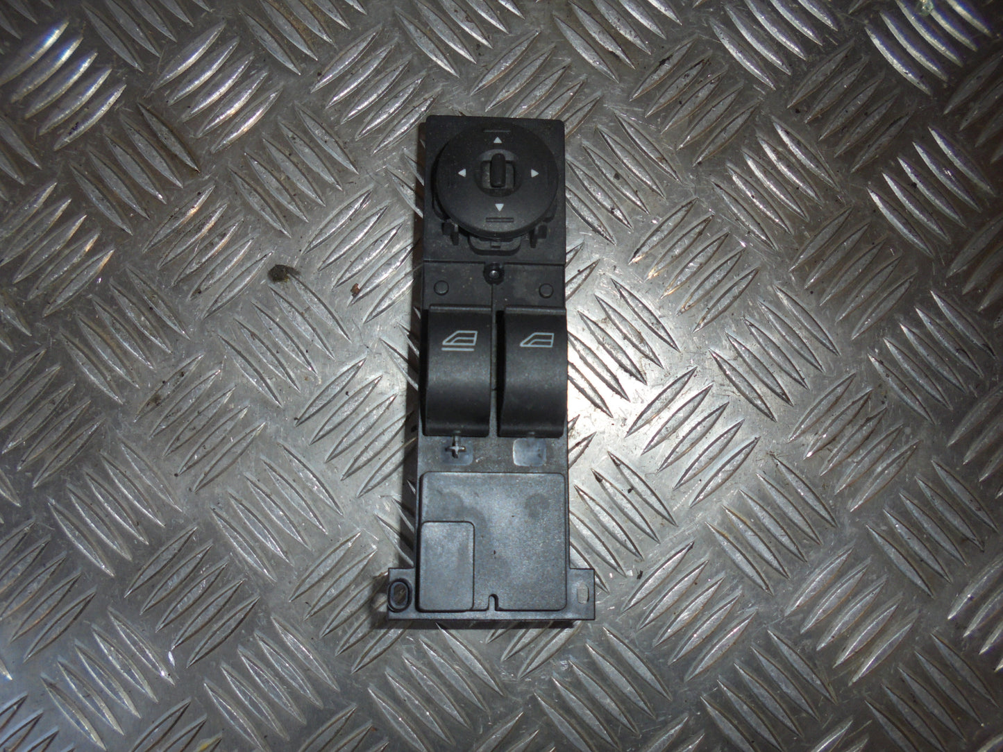 Ford Focus Kontakt Rudehejs Med OEM Nr. Ophugger Fra Ford Ophugger