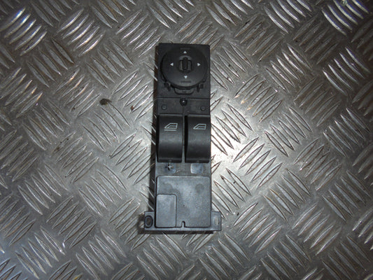 Ford Focus Kontakt Rudehejs Med OEM Nr. Ophugger Fra Ford Ophugger