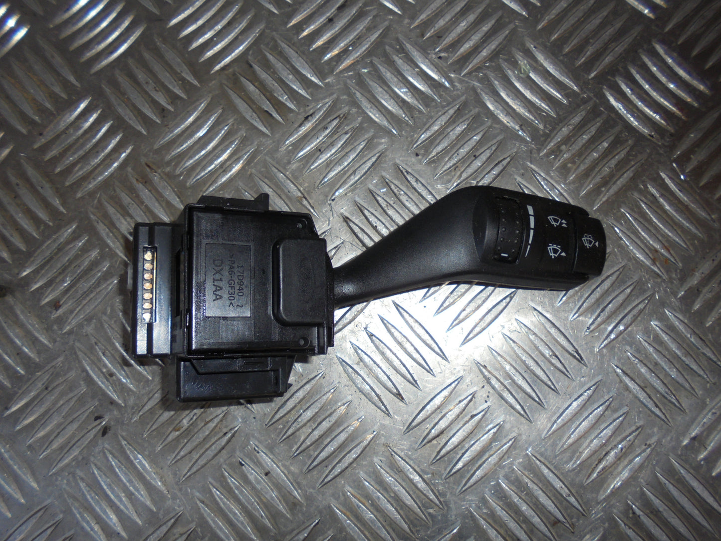 Ford Focus Kontakt Visker Med OEM Nr. Ophugger Fra Ford Ophugger