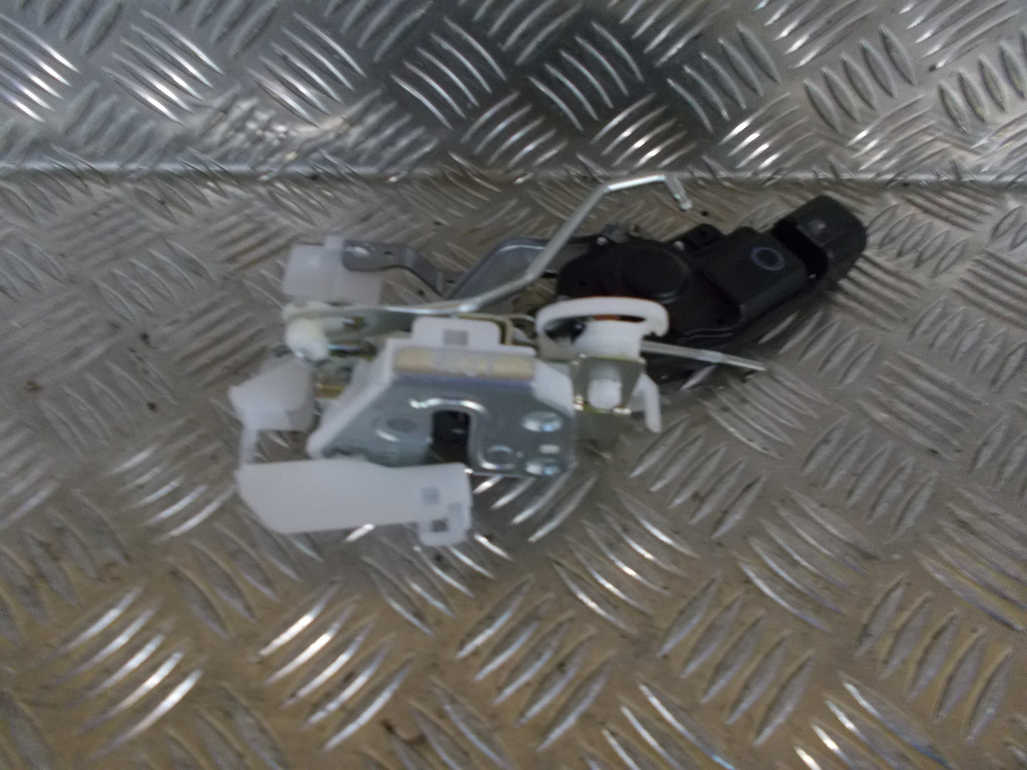 Citroen C1 Dørlås Med OEM Nr. 9136T9 Fra Citroen Ophugger